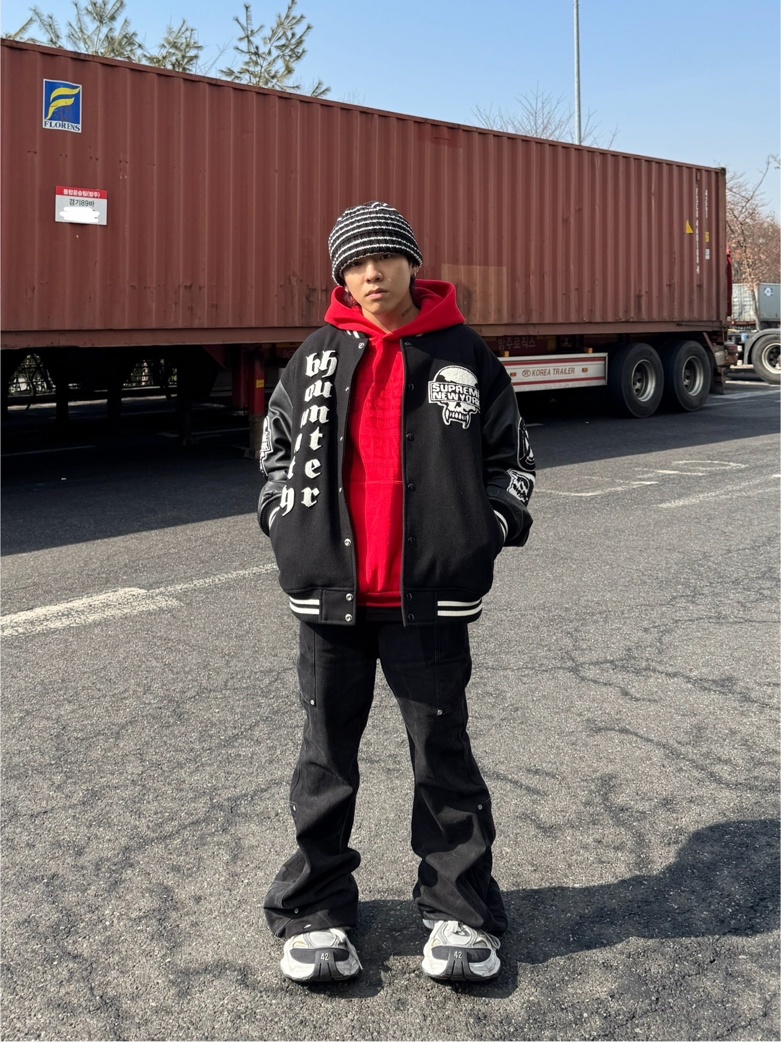 Supreme x Bounty Hunter Varsity Jacket Black - 23FW 착용 스타일 - 2