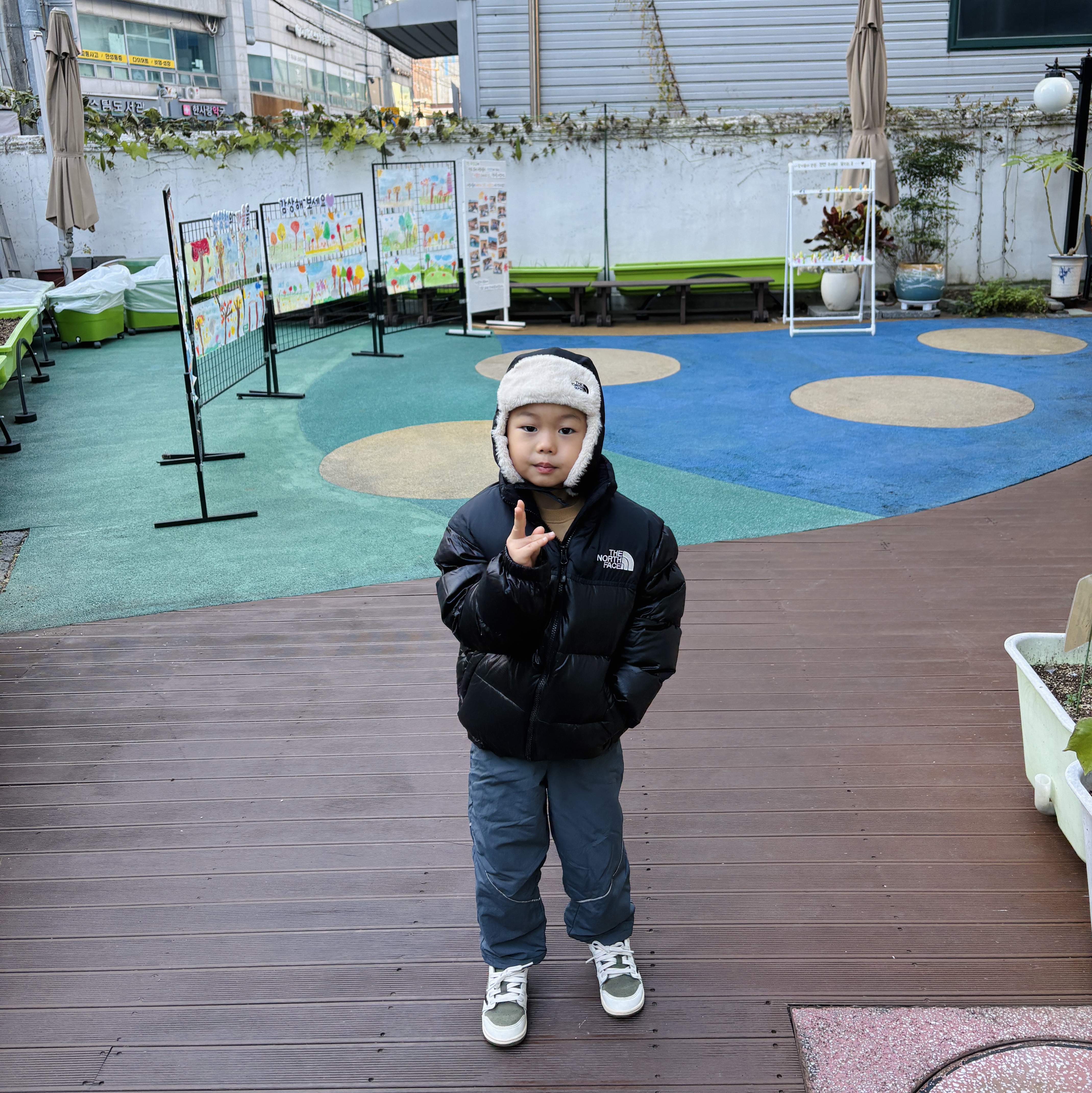 The North Face Expedition Earmuff Cap Black, (Kids) The North Face 1996 Eco Nuptse Down Jacket Real Black 착용 스타일 - 1