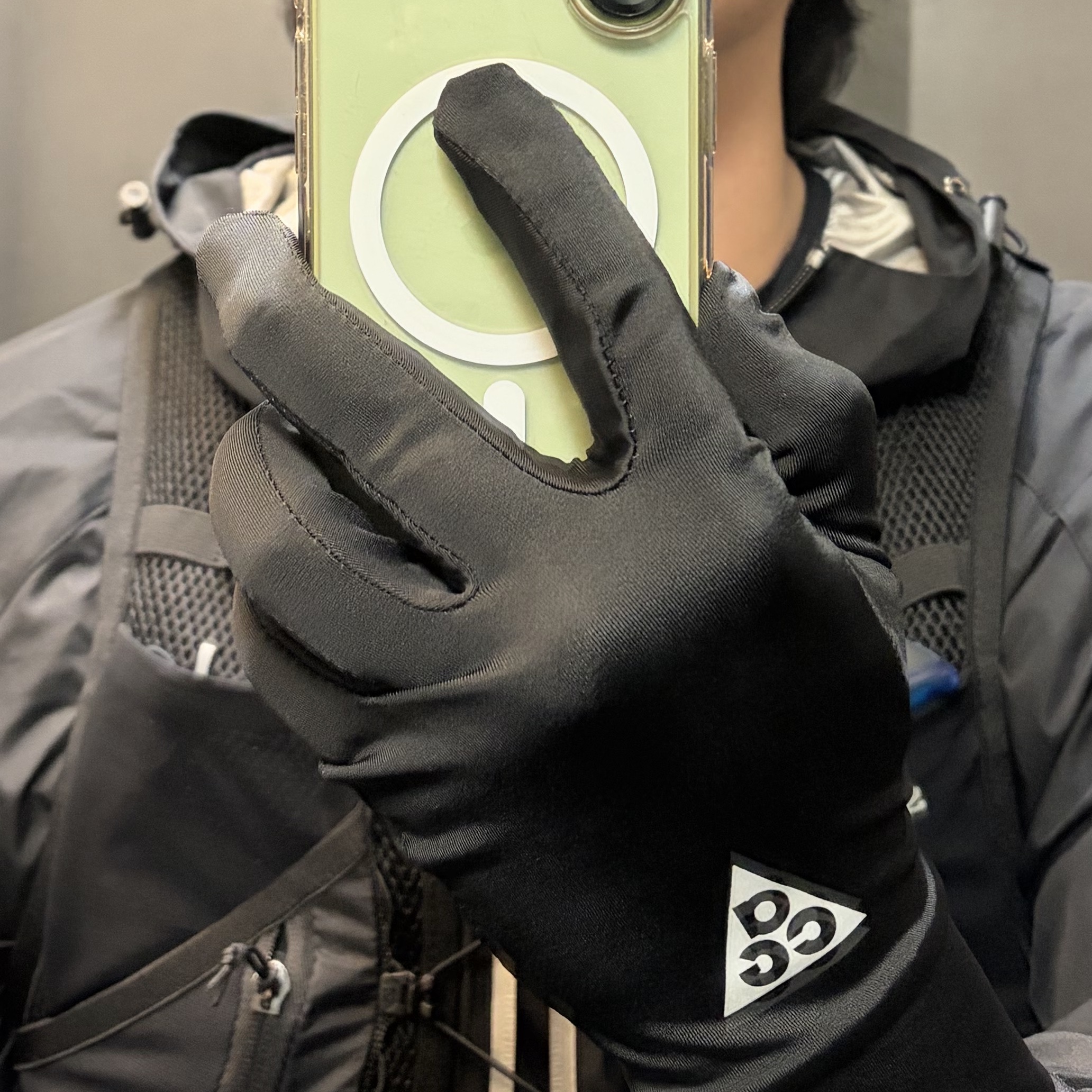 Nike ACG Dri-Fit Lightweight Gloves Black Silver 착용 스타일