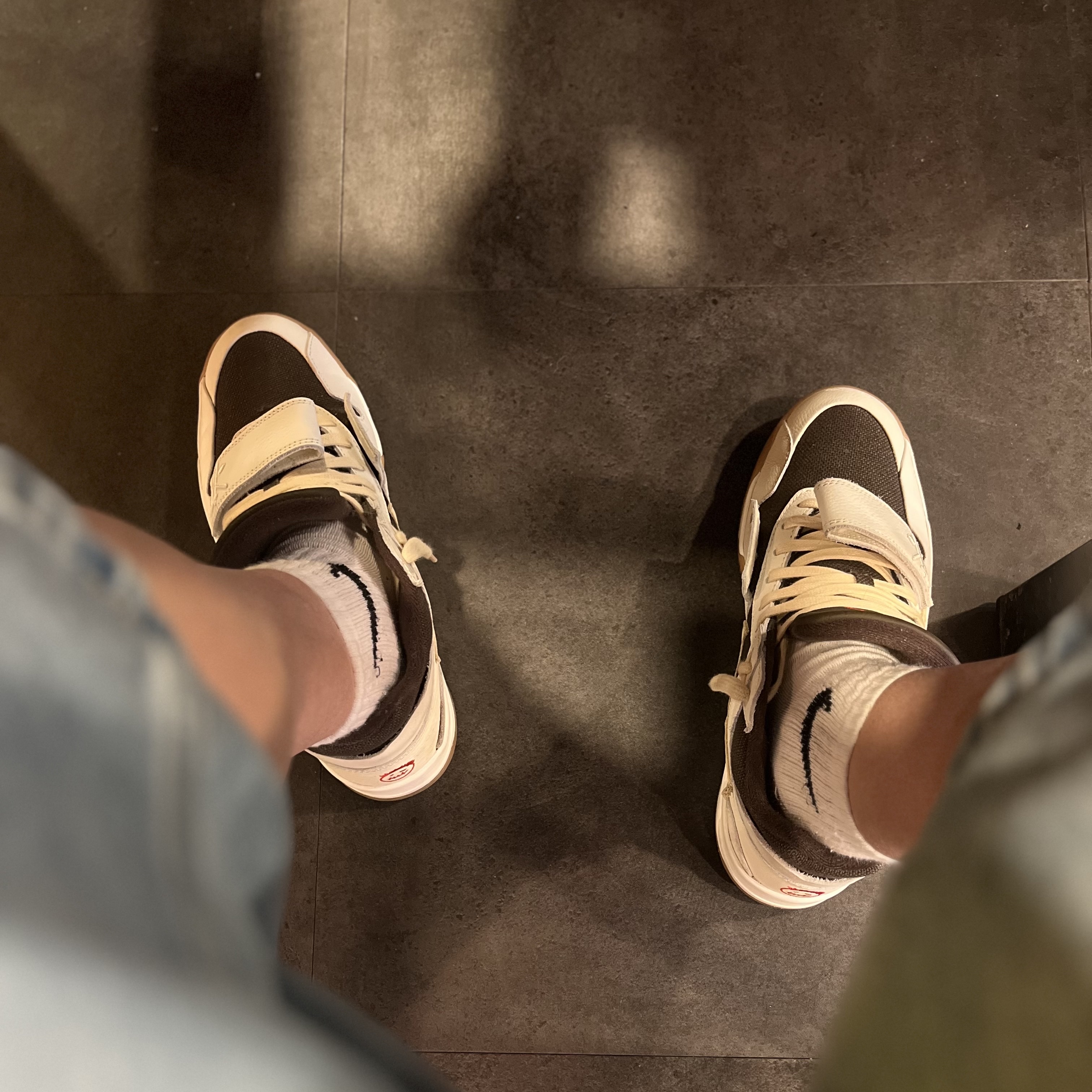 Jordan x Travis Scott Jumpman Jack TR Sail and Dark Mocha 착용 스타일 - 1