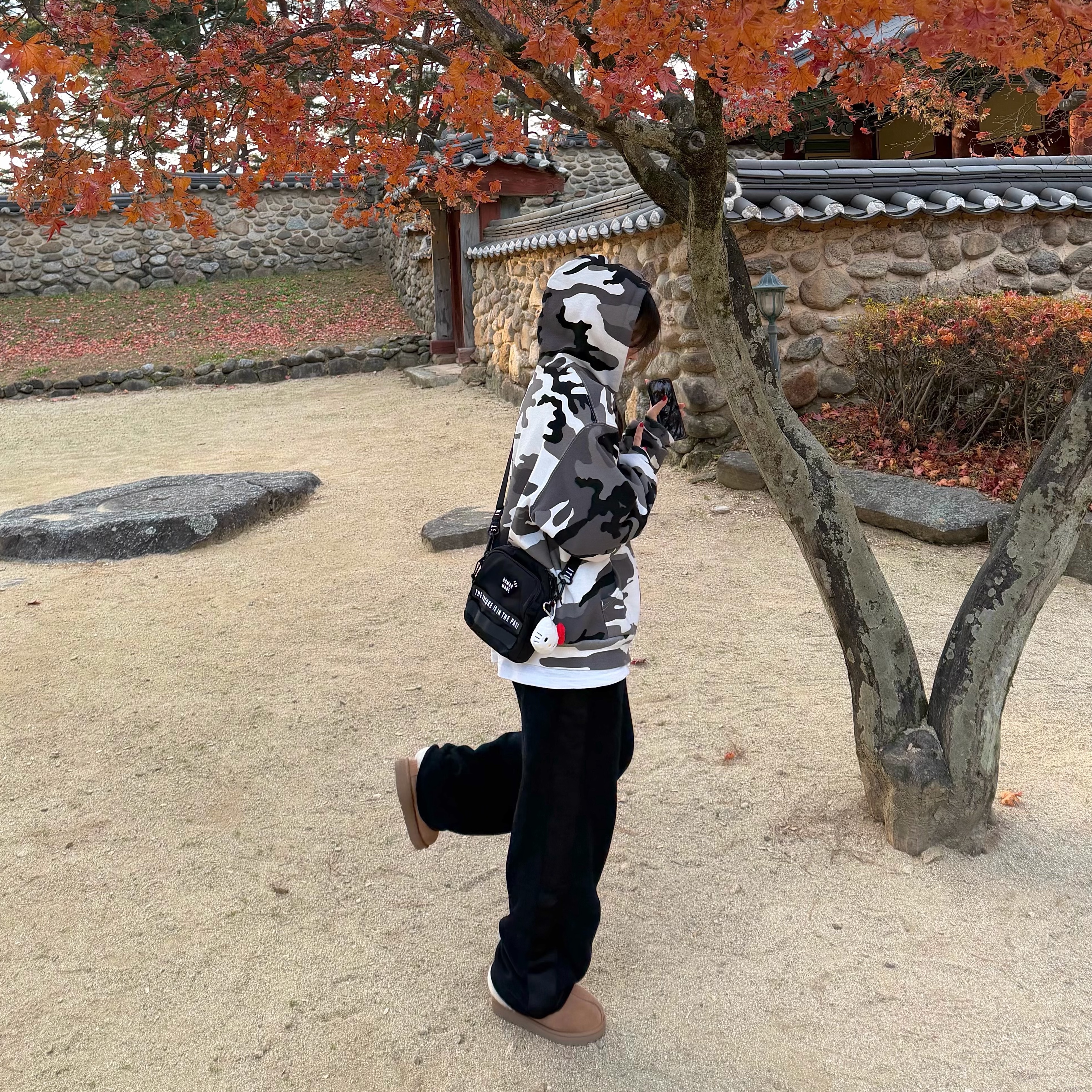(W) UGG Tazzette Slipper Chestnut, Supreme Arc Thermal Lined Zip Up Hooded Sweatshirt Snow Camo - 25FW 착용 스타일 - 2