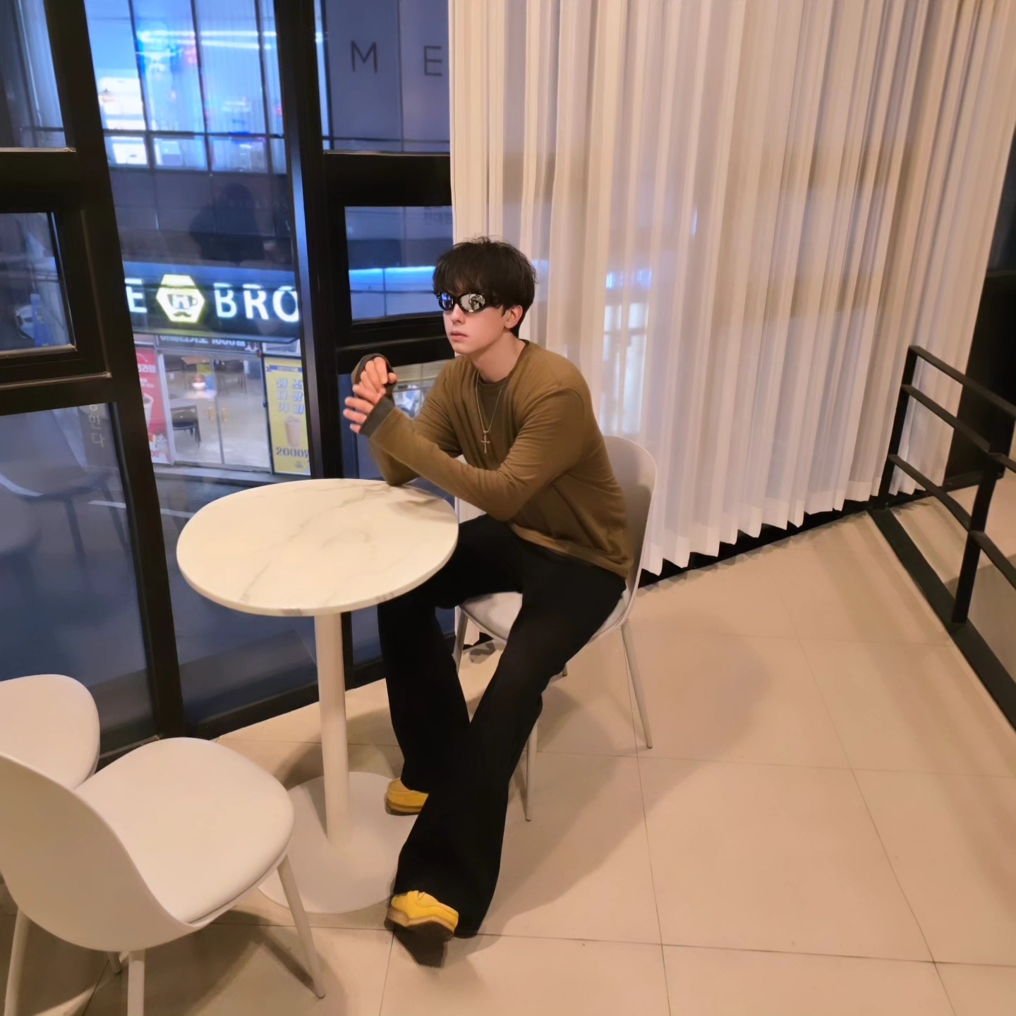 Clarks Wallabee Yellow Suede 착용 스타일 - 1