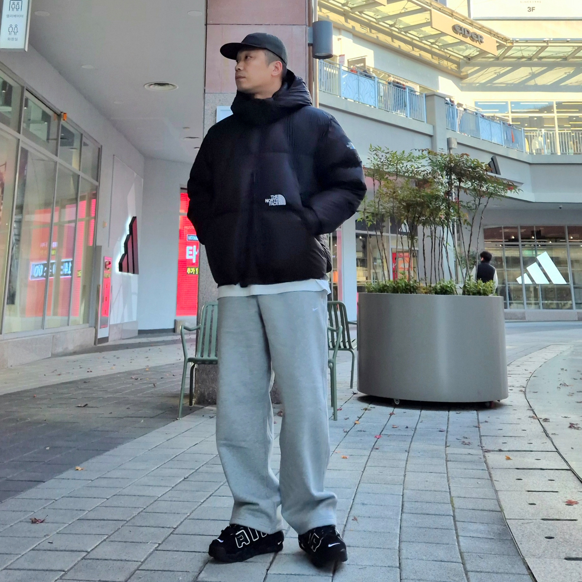 Nike x Ambush Air More Uptempo Low Black and White, Nike Solo Swoosh Fleece Open Hem Pants Dark Grey Heather Light Smoke Grey - Asia 착용 스타일 - 1