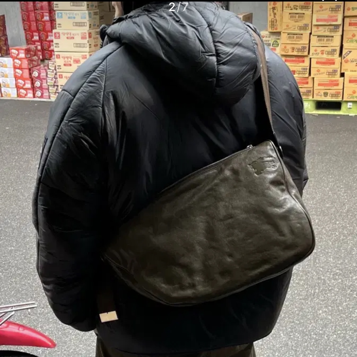 Burberry Shield Leather Messenger Bag Brown 착용 스타일