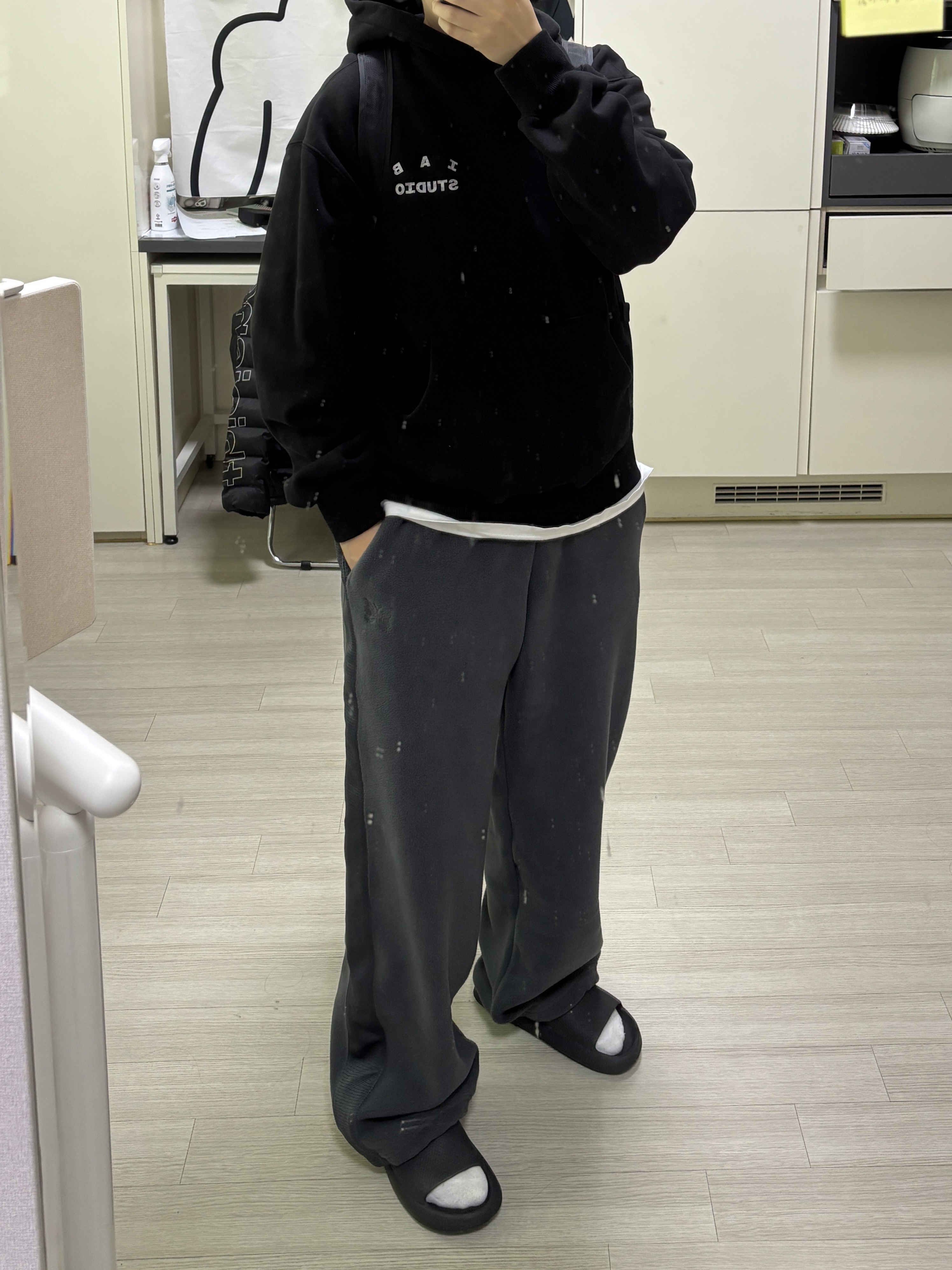 IAB Studio IAB Camo Logo Hoodie Black, Uniqlo x Needles Fleece Wide Pants Dark Gray - KR 착용 스타일