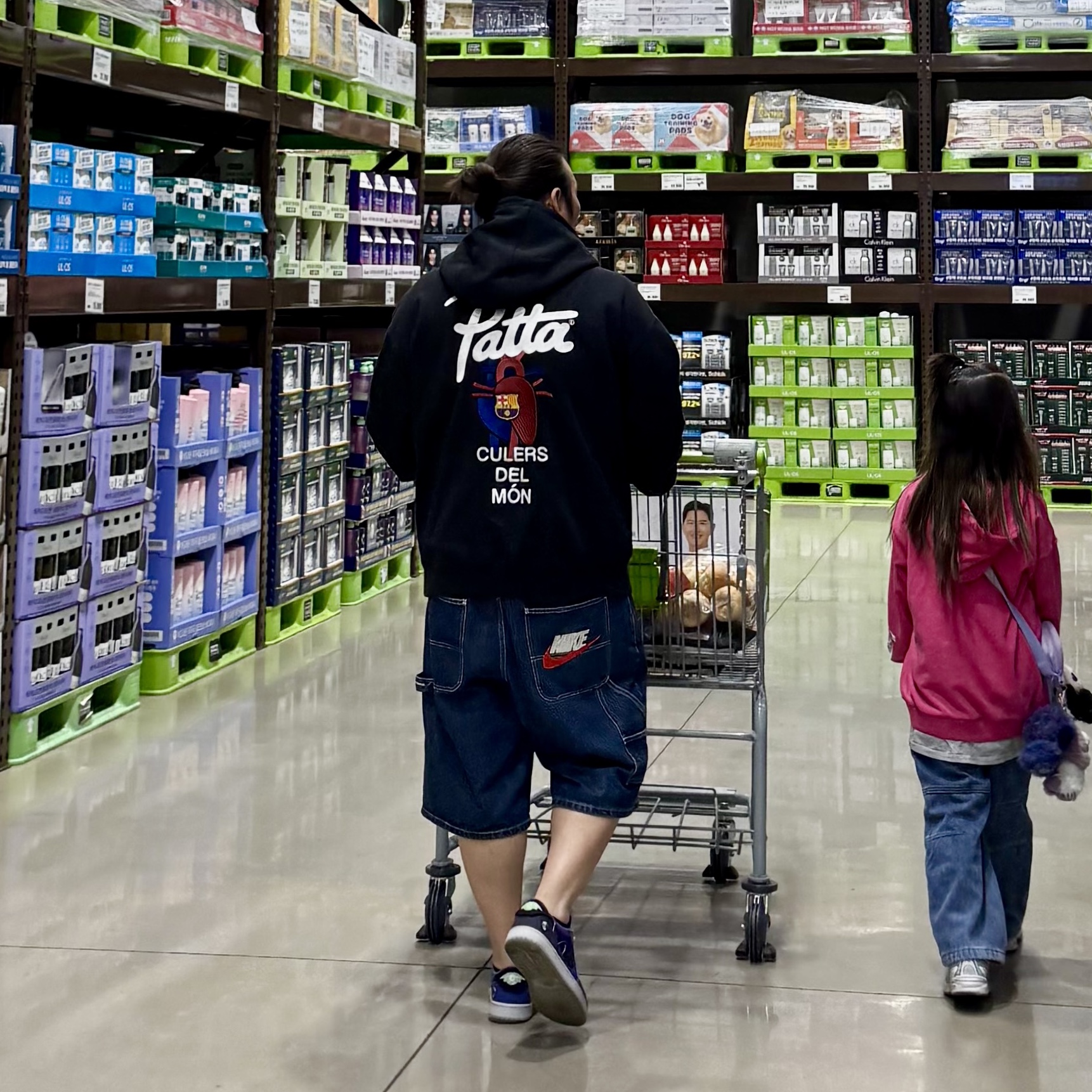Nike x Patta x FC Barcelona Solo Swoosh Hoodie Culers del Món (FD4147-010), Jordan 1 x Zion Williamson Retro Low OG Regency Purple and Dark Raisin 착용 스타일 - 2