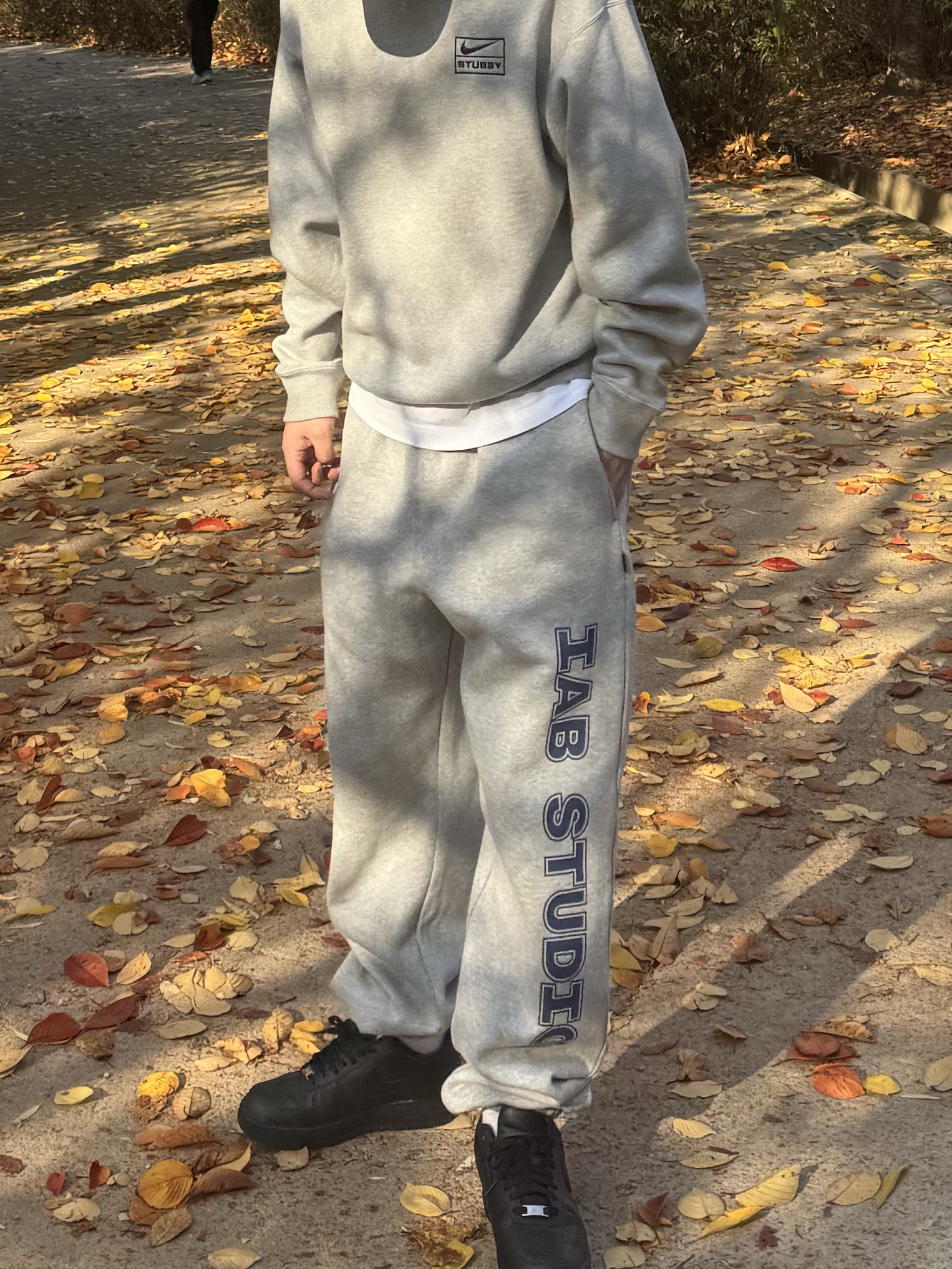 IAB Studio IAB Straight Logo Sweatpants Gray, Nike x Stussy NRG Fleece Crewneck Dark Grey Heather (DO9337-063) 착용 스타일 - 2