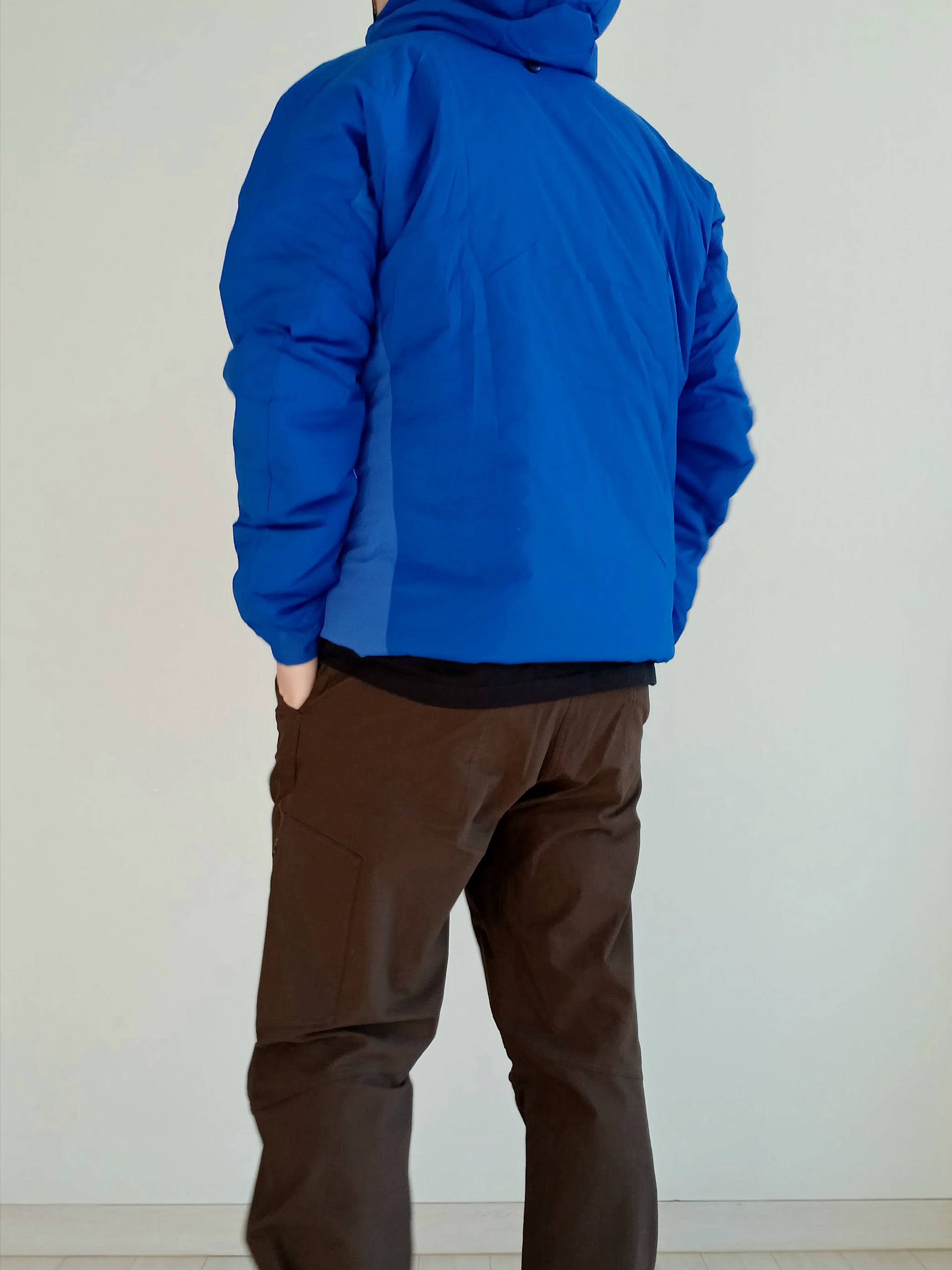 Arc'teryx Atom SV Hoody Vitality, Arc'teryx Kragg Cotton LS T-Shirt 24K Black 착용 스타일 - 3