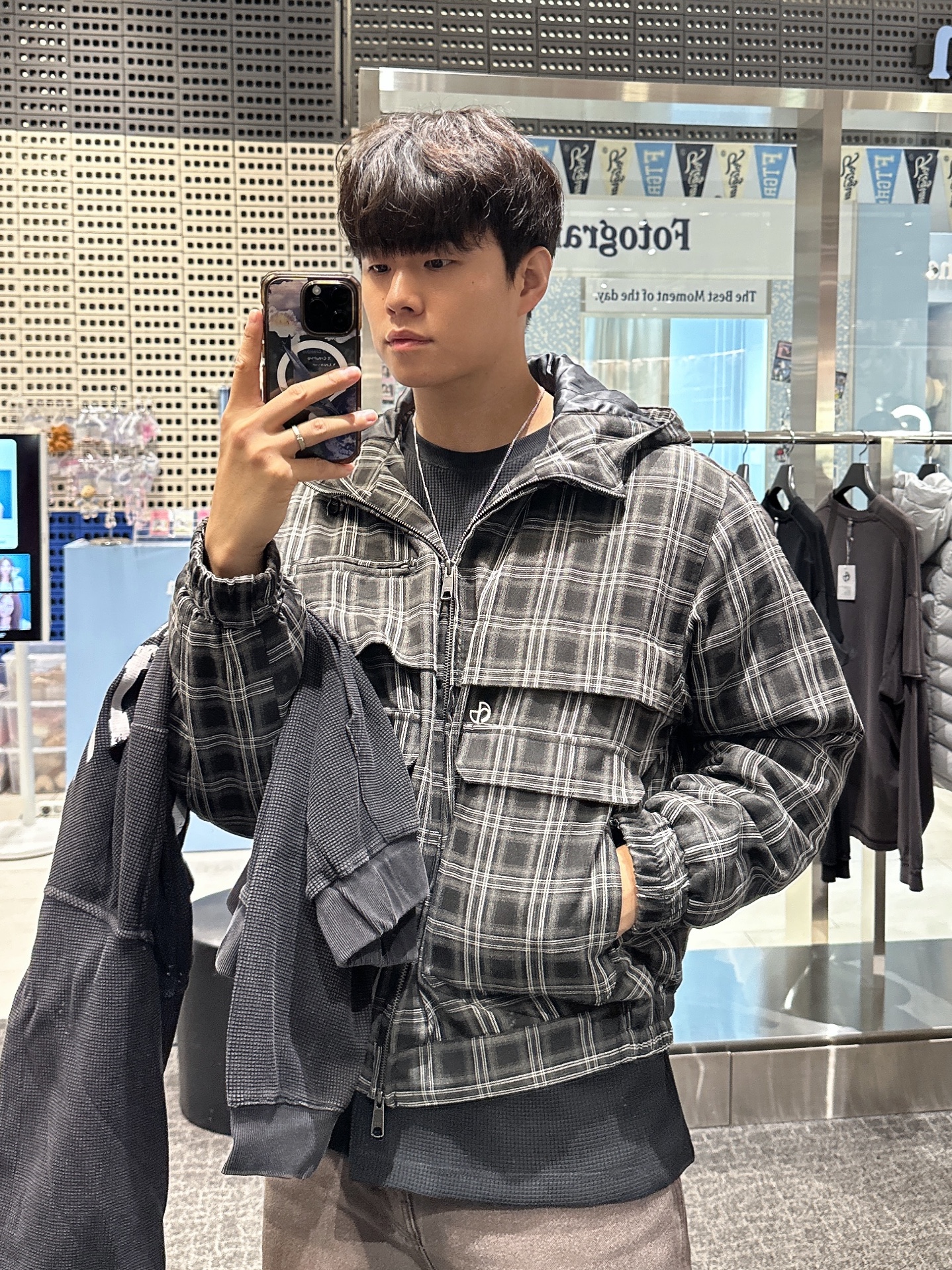 NOMANUAL C.A Vintage Hooded Zip-up Washed Gray, NOMANUAL Vintage Waffle Hooded Zip-Up Washed Black 착용 스타일 - 4