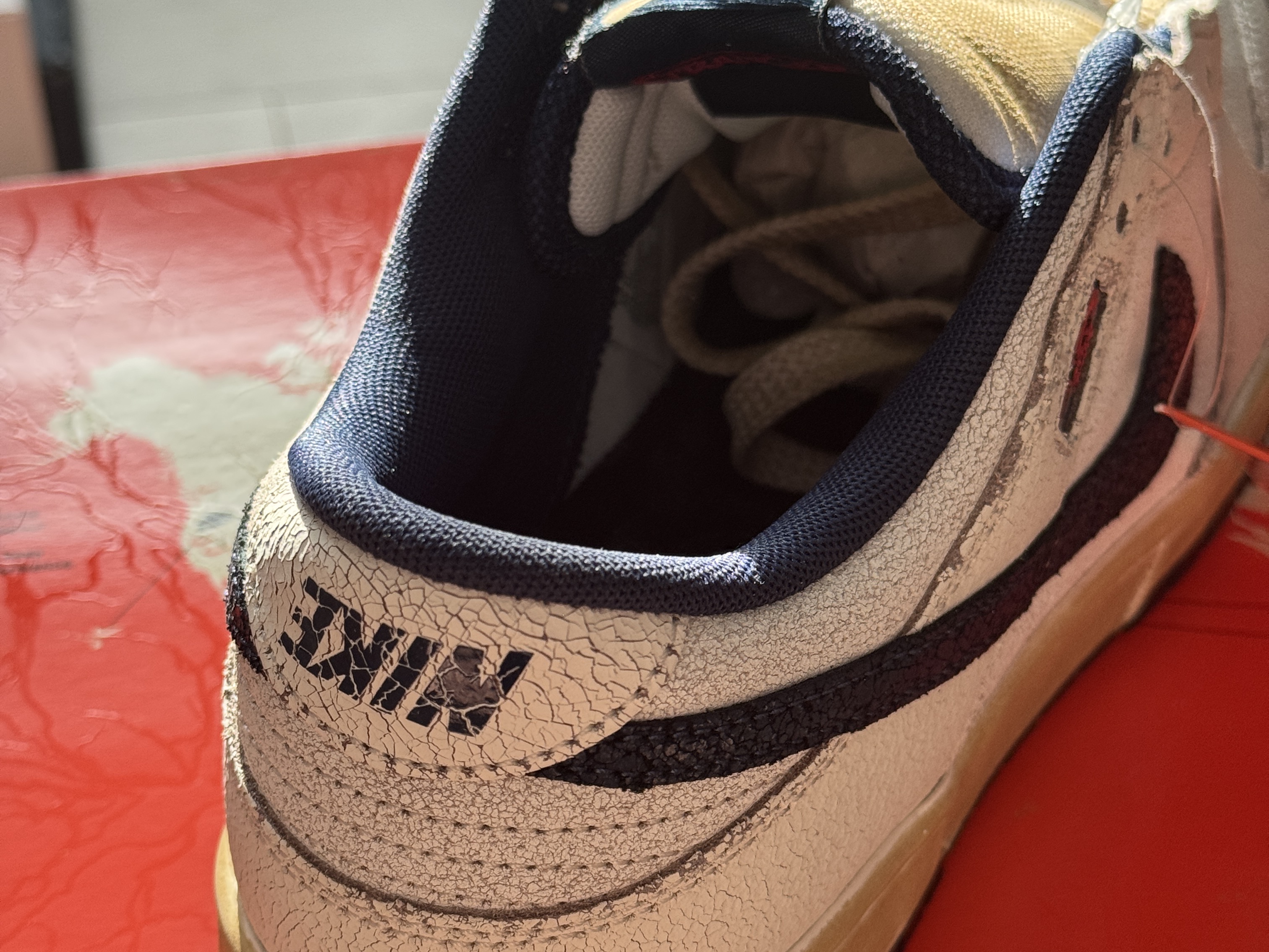 Nike x Stranger Things Dunk Low Phantom and Midnight Navy 착용 스타일 - 3