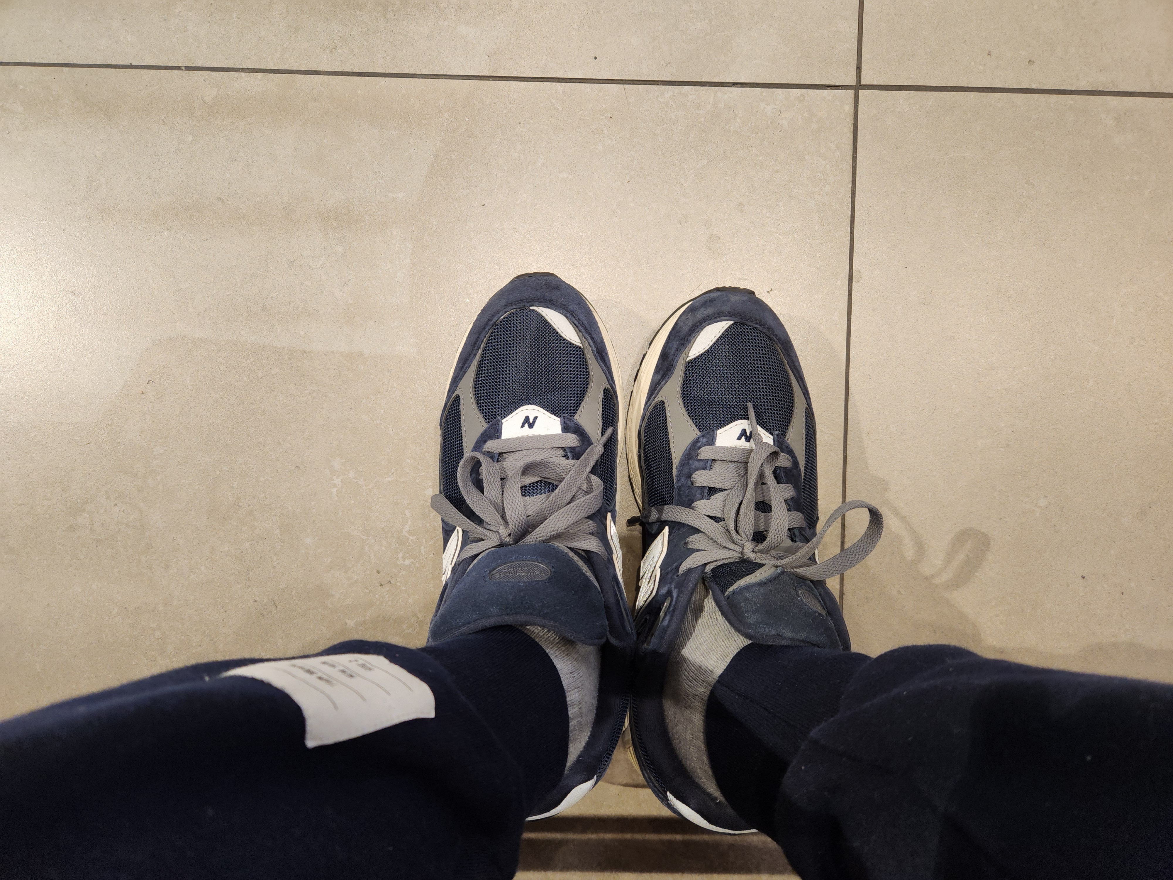New Balance 2002R Eclipse Castlerock 착용 스타일