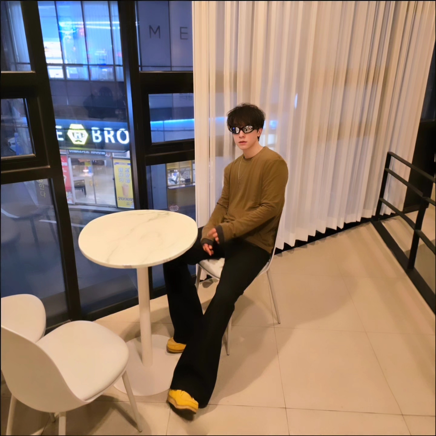 Clarks Wallabee Yellow Suede 착용 스타일 - 4