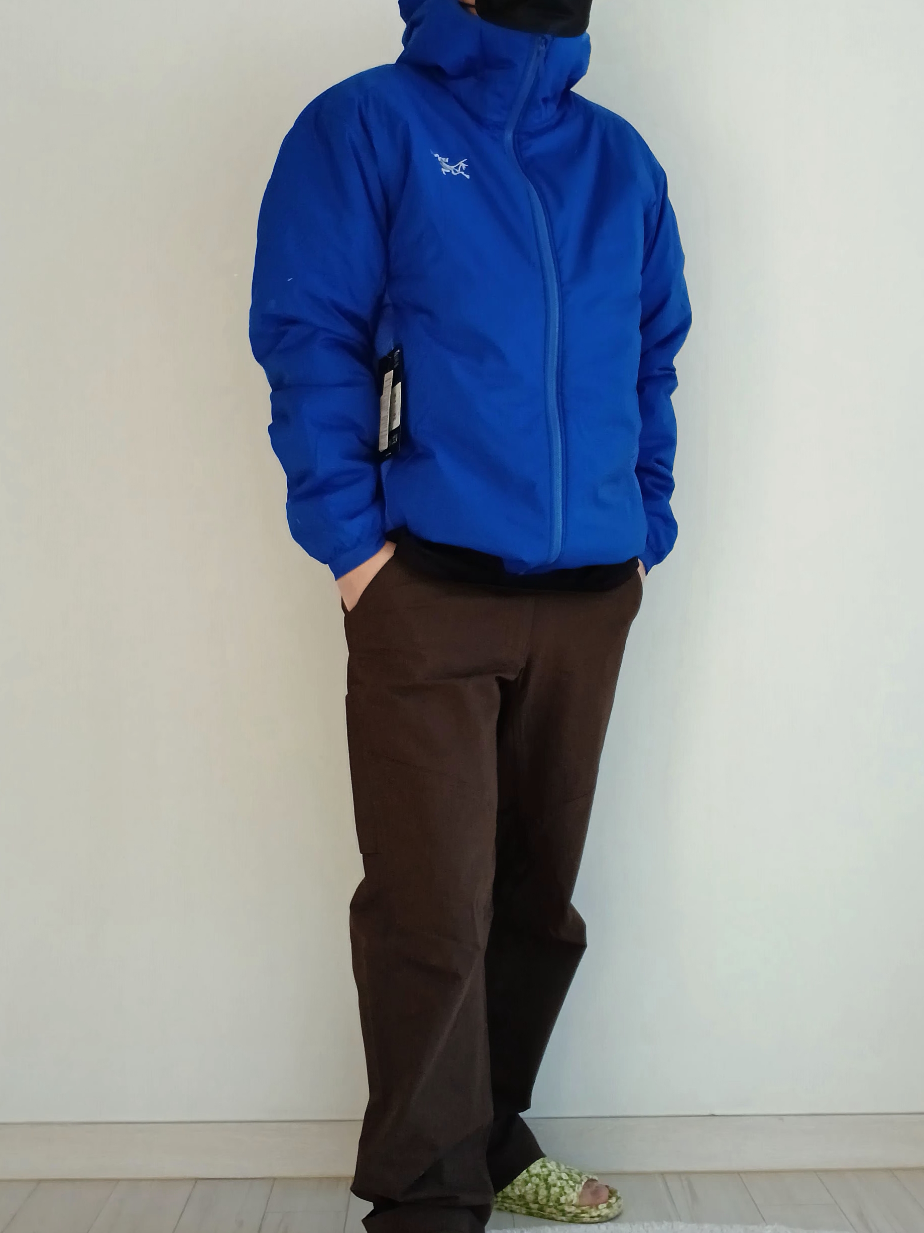 Arc'teryx Atom SV Hoody Vitality, Arc'teryx Kragg Cotton LS T-Shirt 24K Black 착용 스타일 - 2