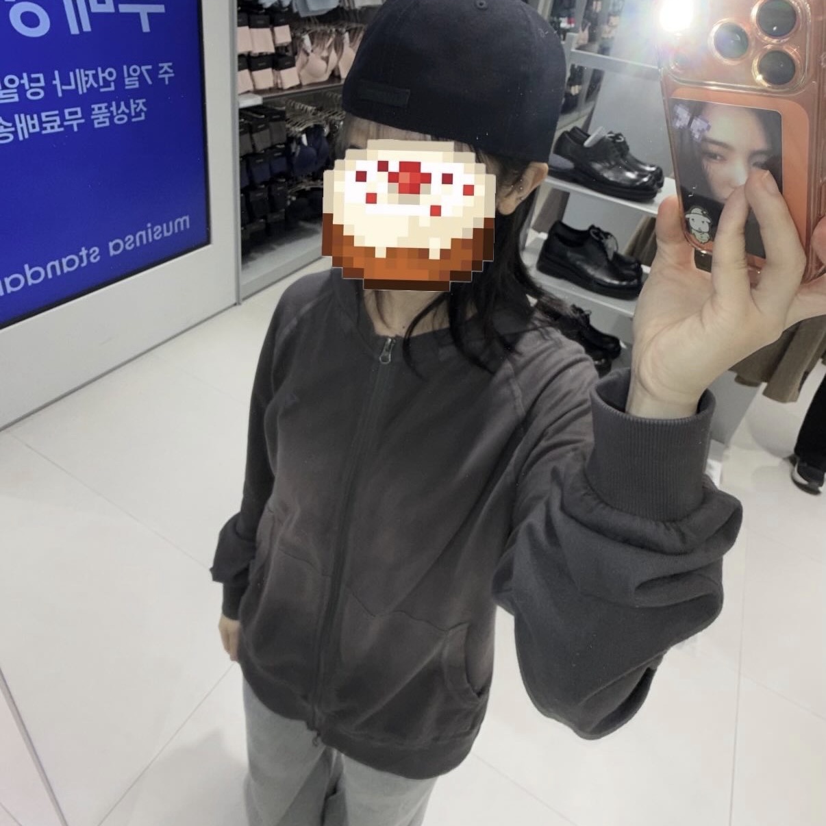 Sansan Gear Washed Hoodie Zip-Up Charcoal, New Era x Fear of God 59FIFTY New York Yankees Fitted Cap Navy 착용 스타일