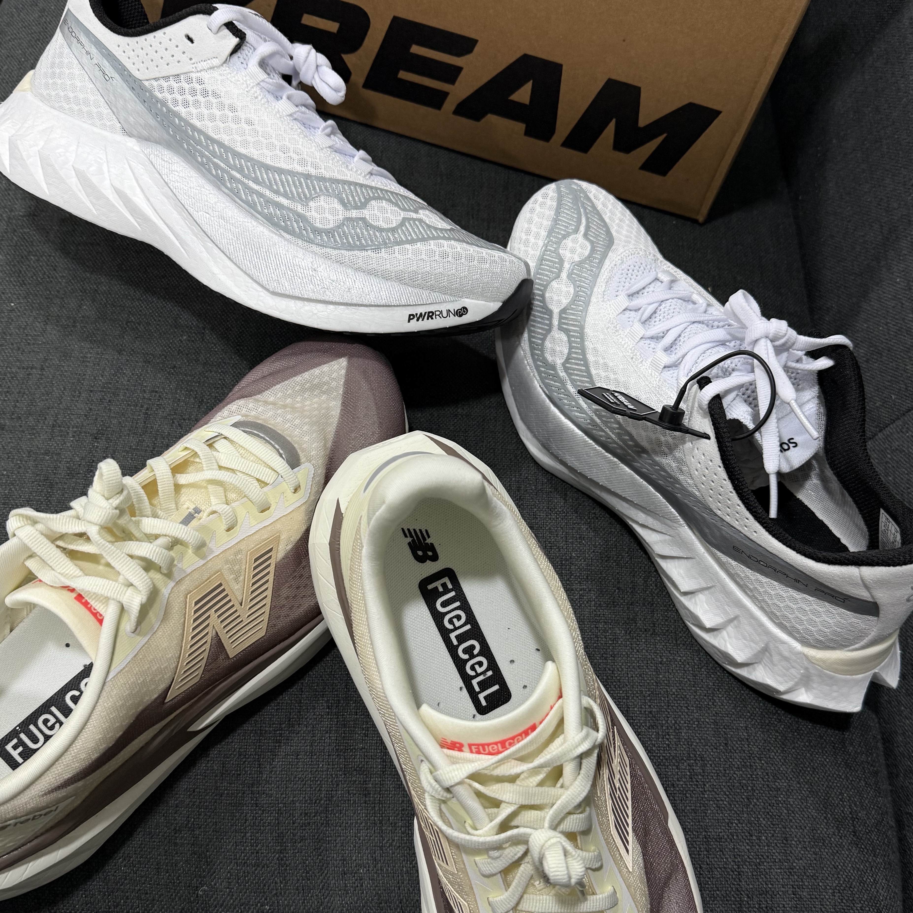 Saucony Endorphin Pro 4 White Silver, New Balance FuelCell Rebel v5 Angora Earth Shadow Sea Salt - D Standard 착용 스타일 - 2
