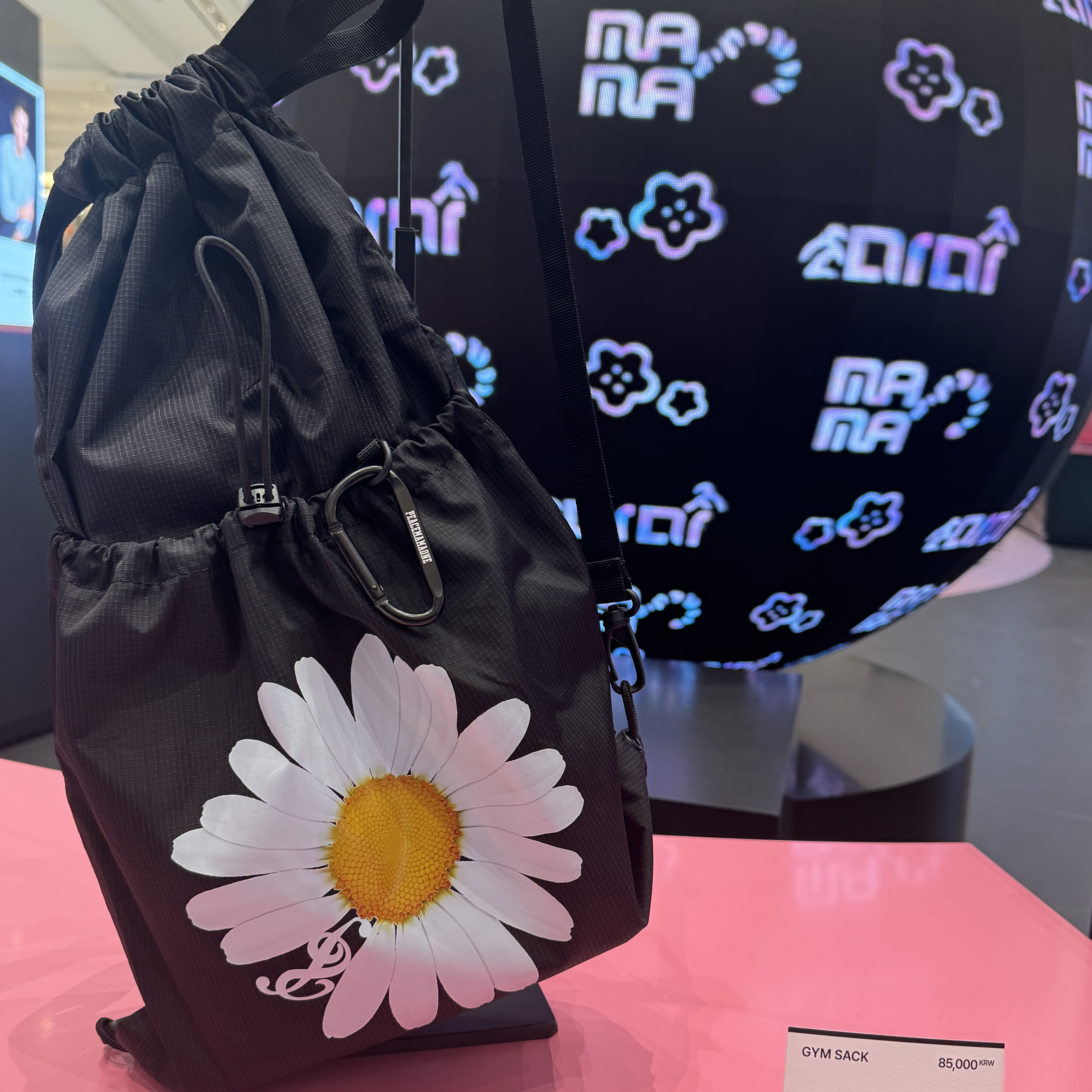 Peaceminusone x 2025 MAMA Awards Peacemamaone Gym Sack Black 착용 스타일