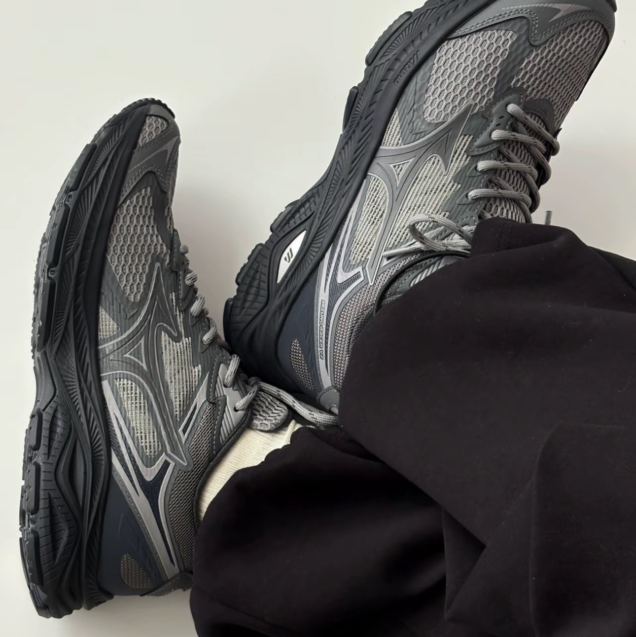 Mizuno Racer V2 Grey Black 착용 스타일 - 3