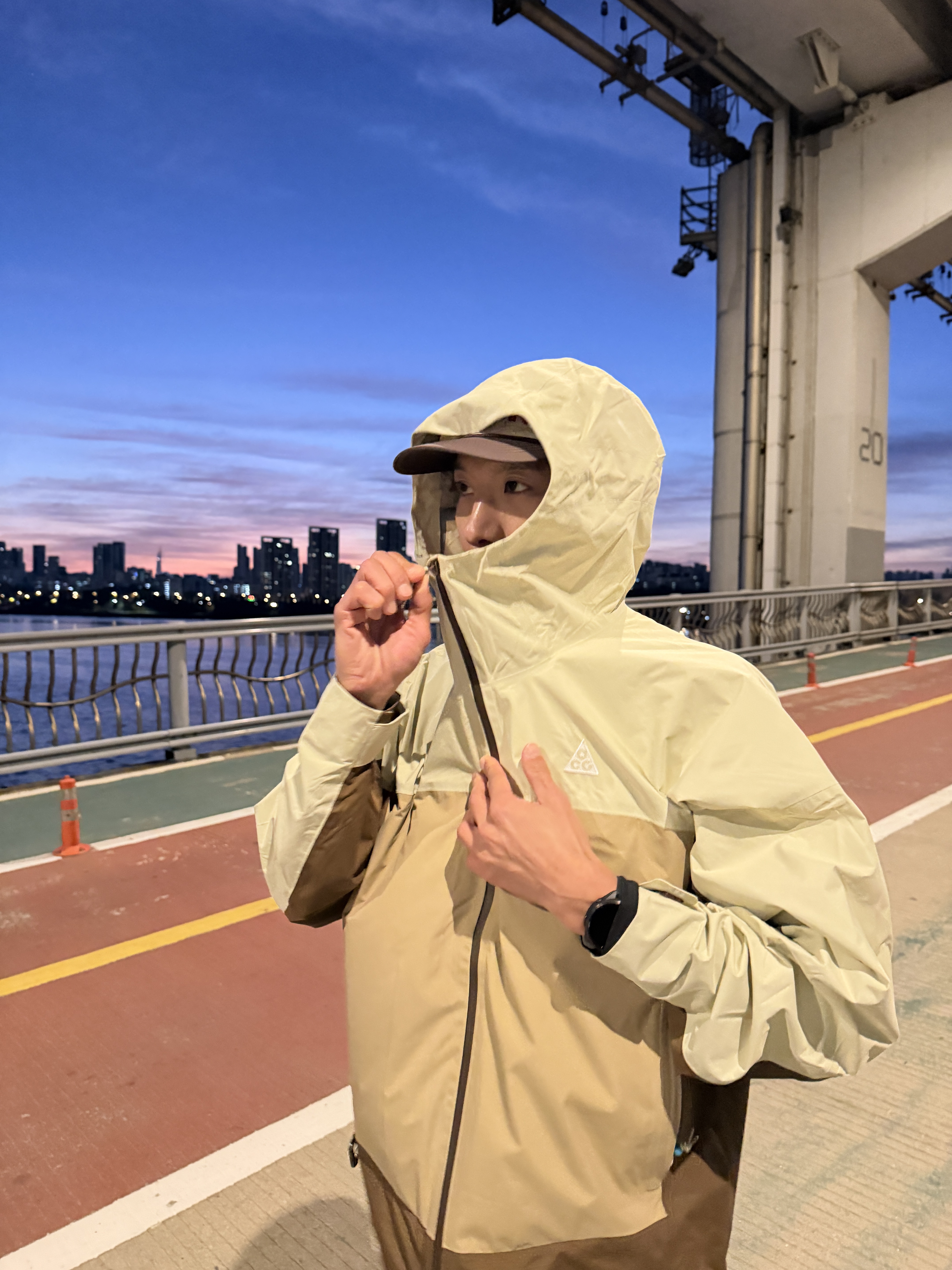 Nike ACG Morpho Storm-Fit ADV Rain Jacket Light Khaki Parachute Beige - Asia, [10% 적립] Garmin Forerunner 965 GPS Black (WiFi) 착용 스타일
