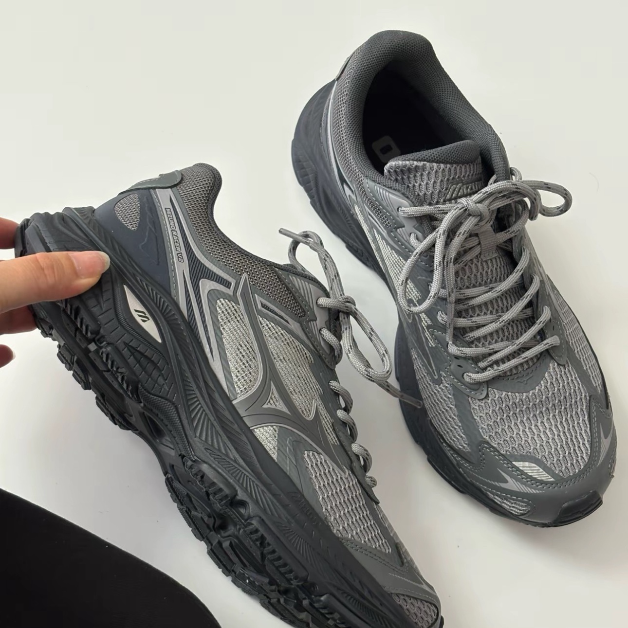 Mizuno Racer V2 Grey Black 착용 스타일 - 1