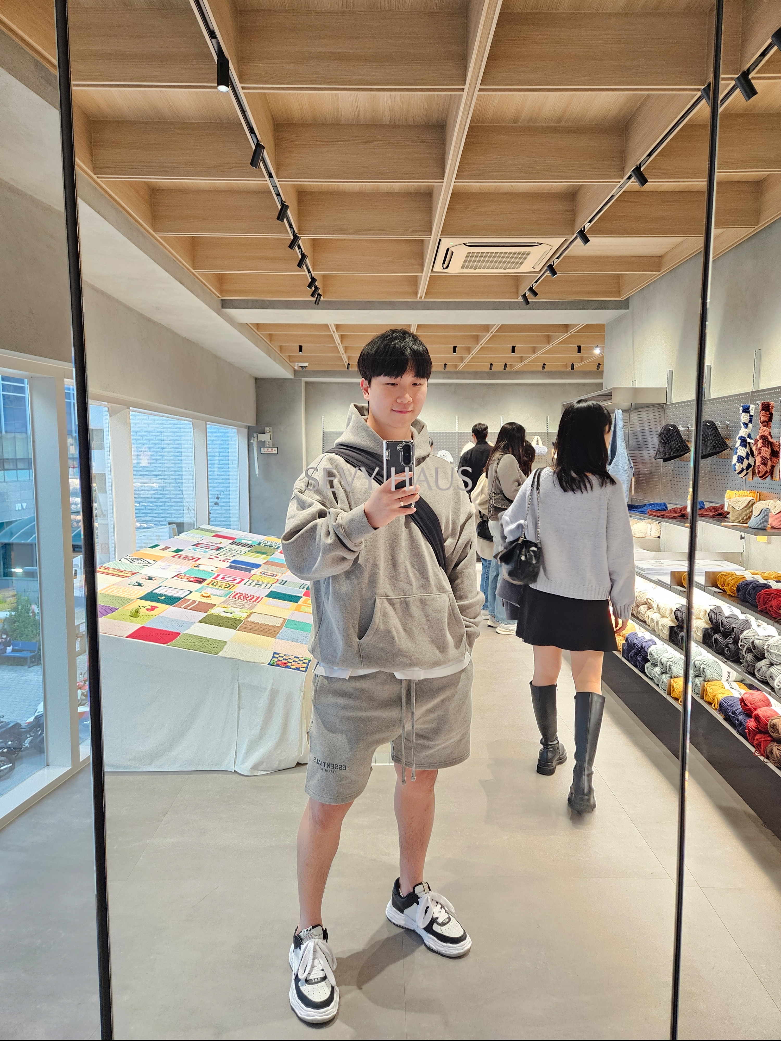 Essentials The Core Collection Sweatshorts Heather Oatmeal, Essentials The Core Collection Hoodie Dark Oatmeal 착용 스타일