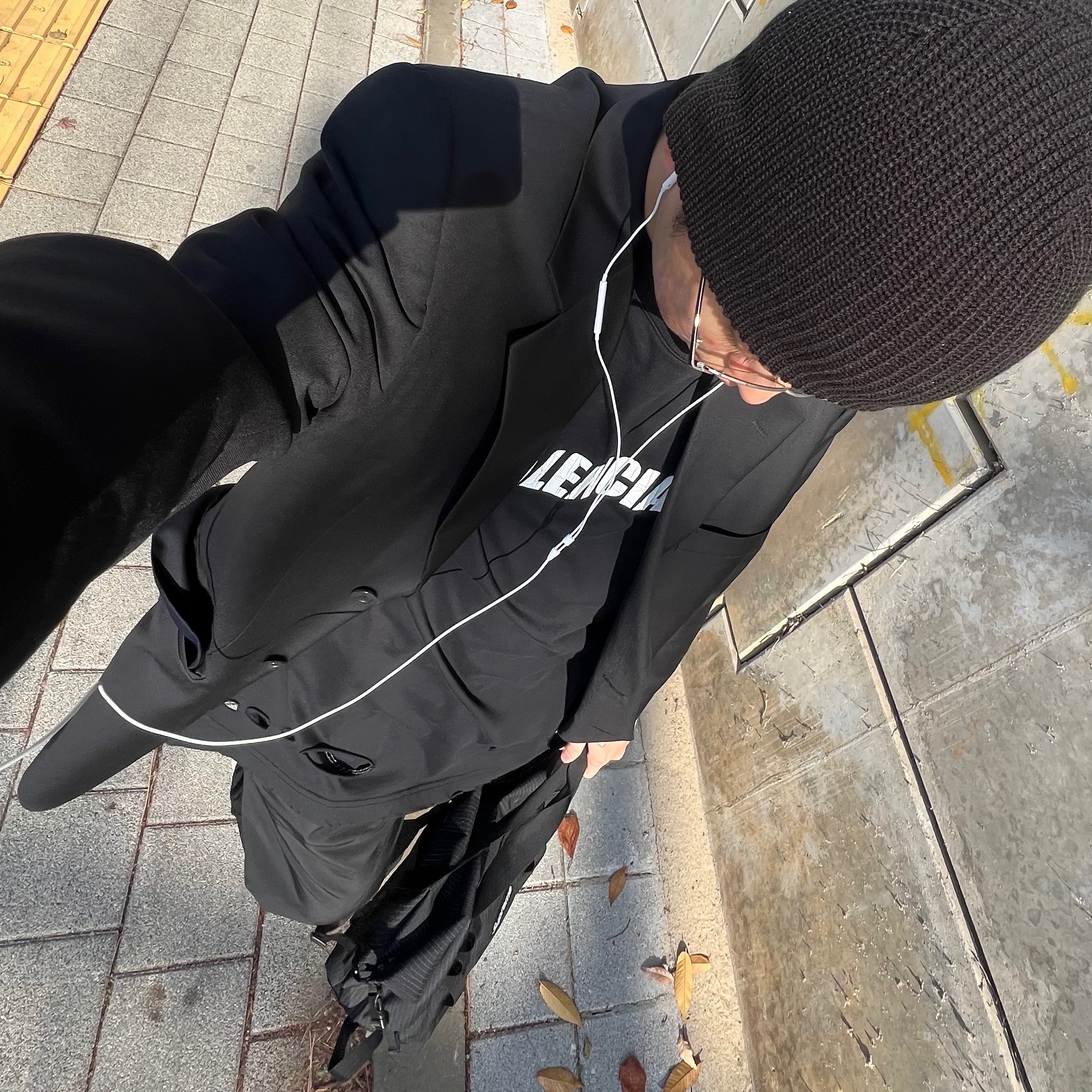 Oakley Session Beanie Blackout, Supreme Tote Bag Black - 24SS 착용 스타일