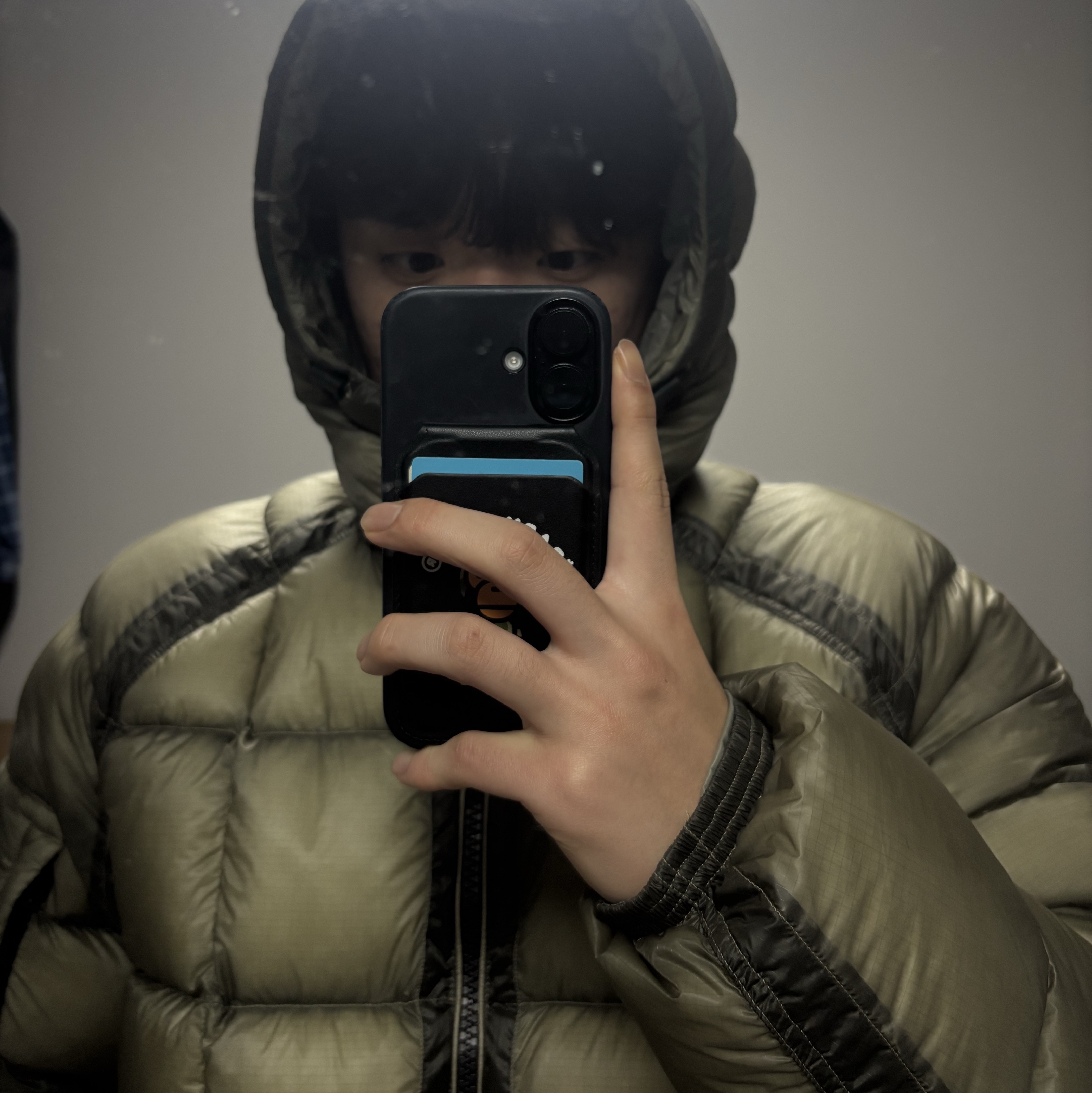 C.P. Company D.D. Shell Hooded Down Jacket Fungi Grey - 25FW, BAPE Baby Milo MagSafe Card Holder Black 착용 스타일 - 2