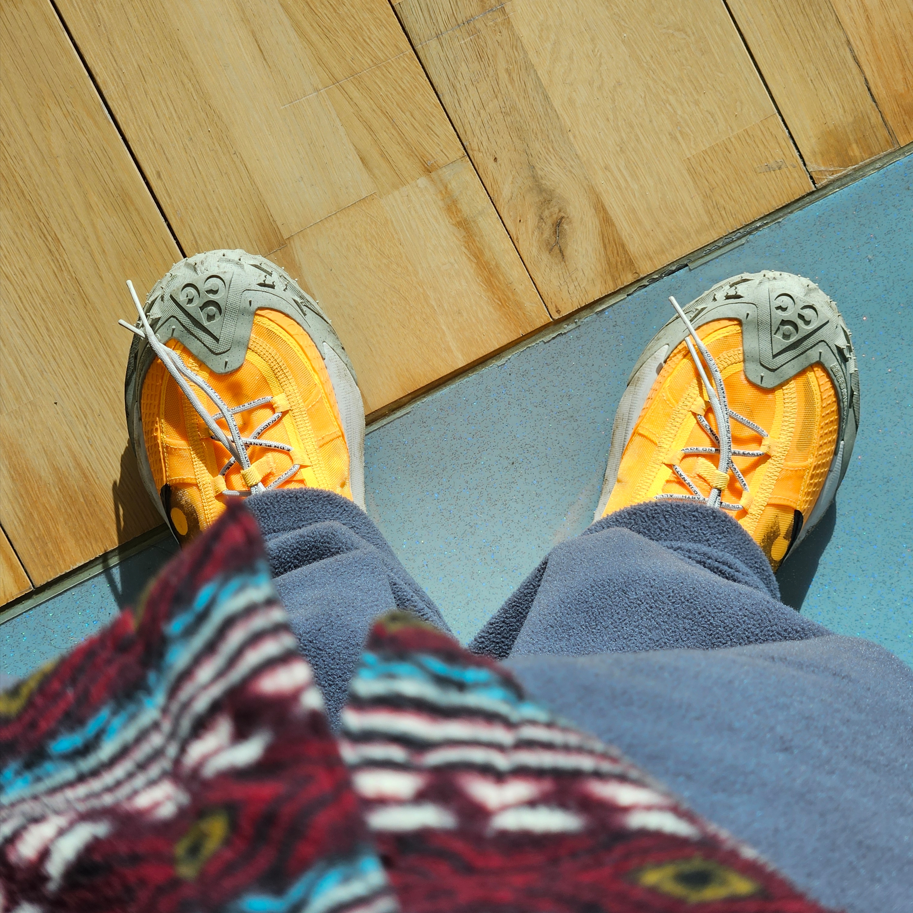 Nike ACG Mountain Fly 2 Low Laser Orange, Uniqlo x Needles Fleece Wide Pants Dark Gray - KR 착용 스타일 - 3