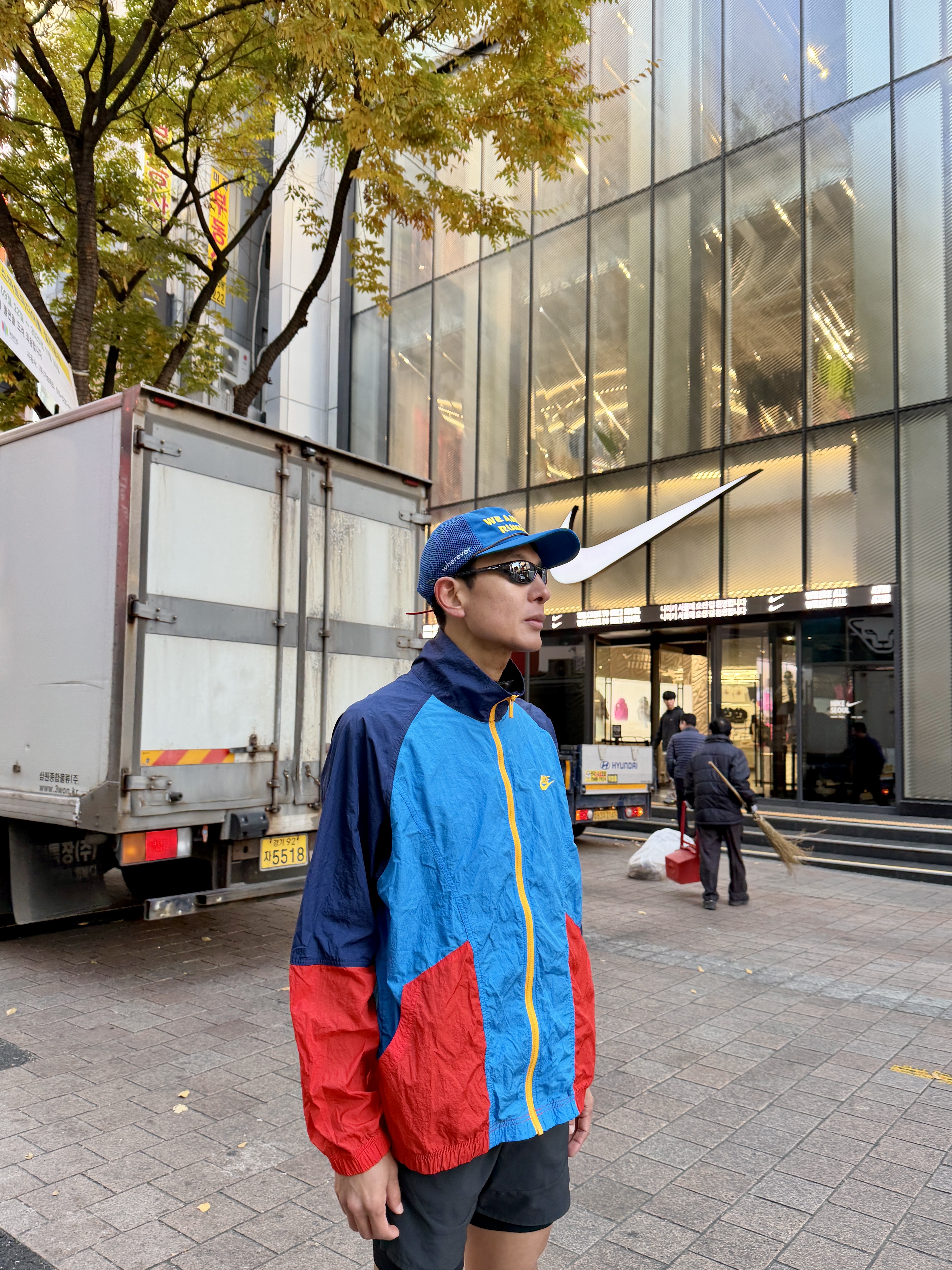 Alex Zono x Wherever We Are All Runners Trucker Hat Blue, Oakley Eye Jacket Redux Night Mission Collection Matte Grey Ink Frame Prizm Black Lenses Narrow High Bridge Fit 착용 스타일 - 2