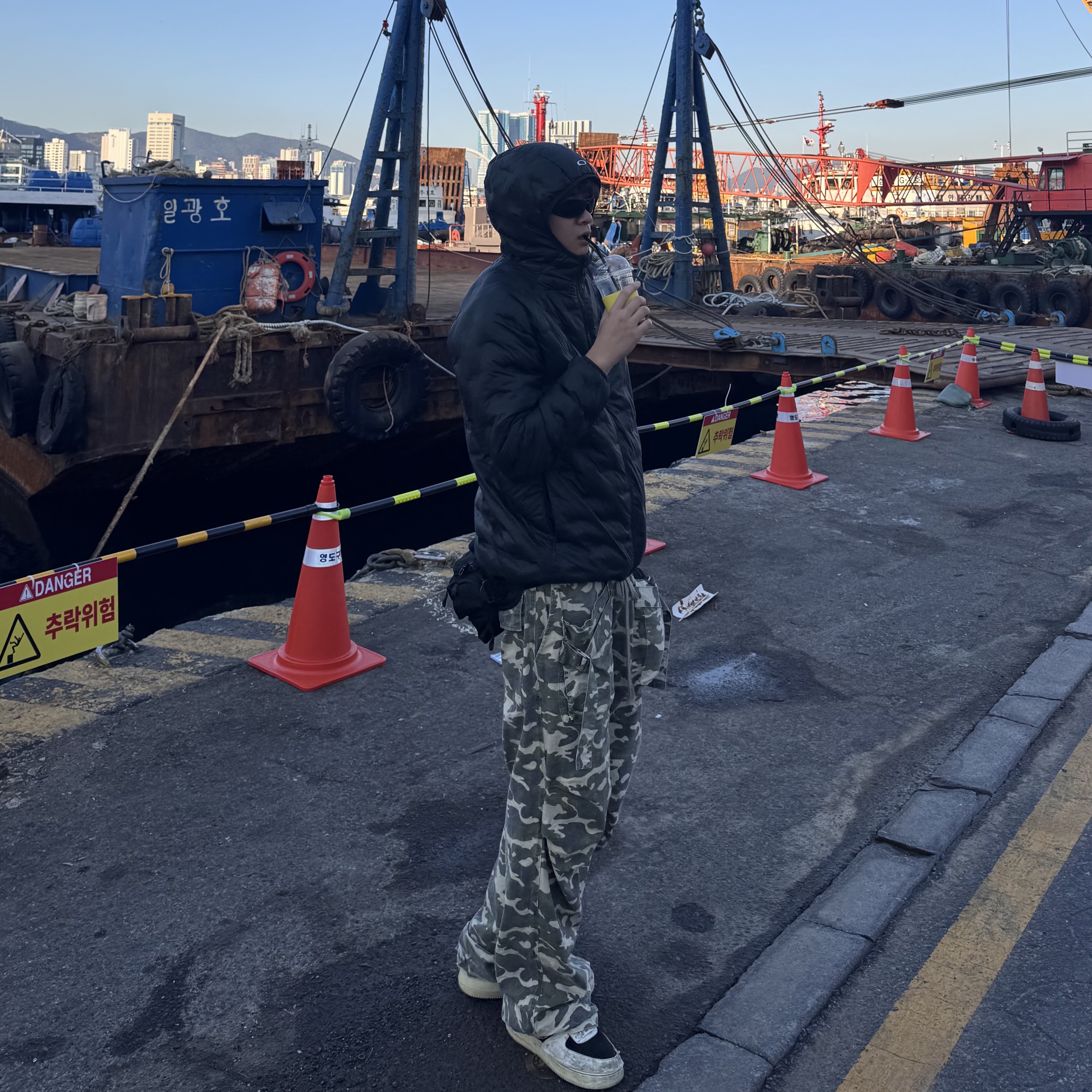 Oakley Drift O-Puff Jacket Blackout, Nike Air Force 1/1 Cosmic Clay 착용 스타일 - 1