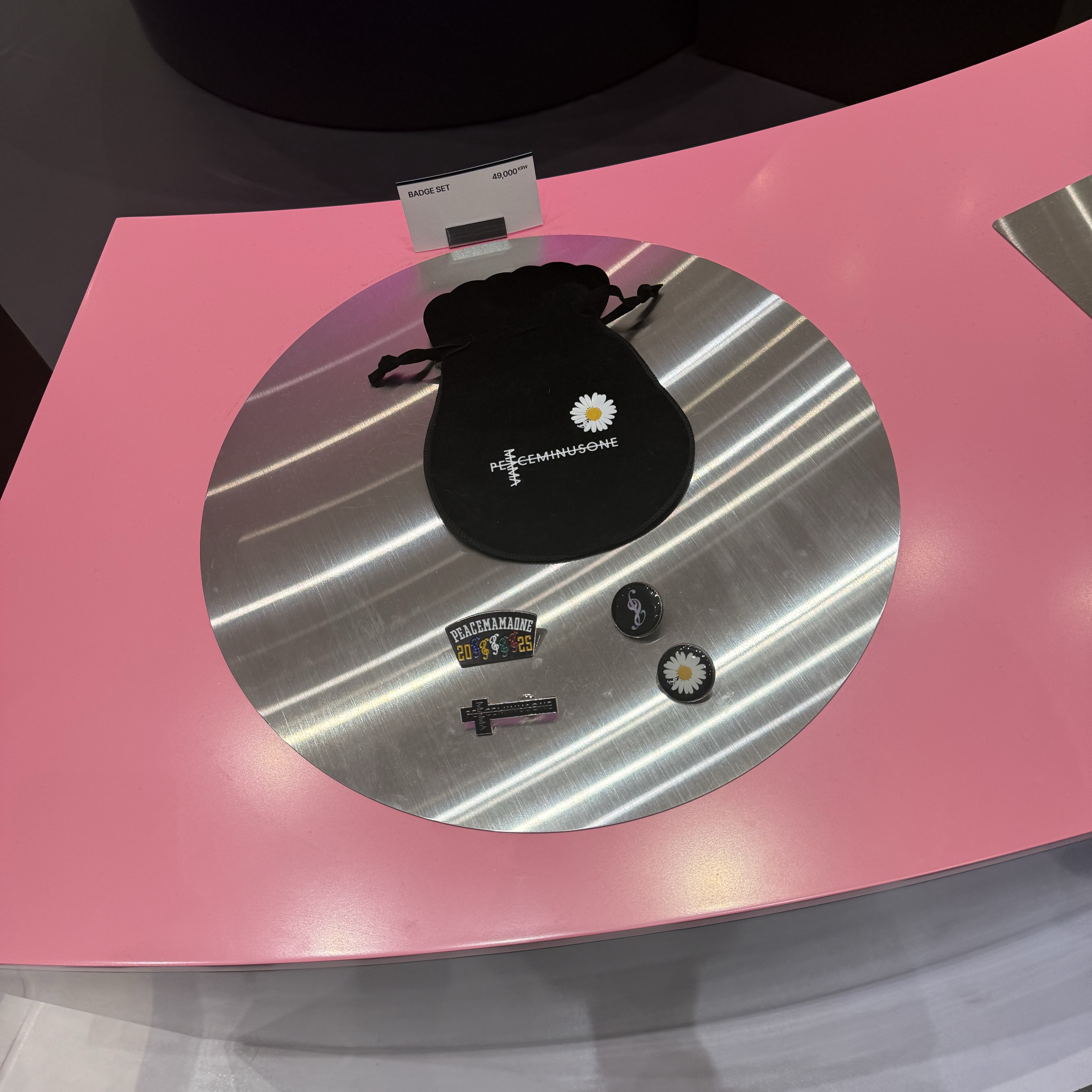 Peaceminusone x 2025 MAMA Awards Peacemamaone Scarf, Peaceminusone x 2025 MAMA Awards Peacemamaone Coat Black 착용 스타일 - 3