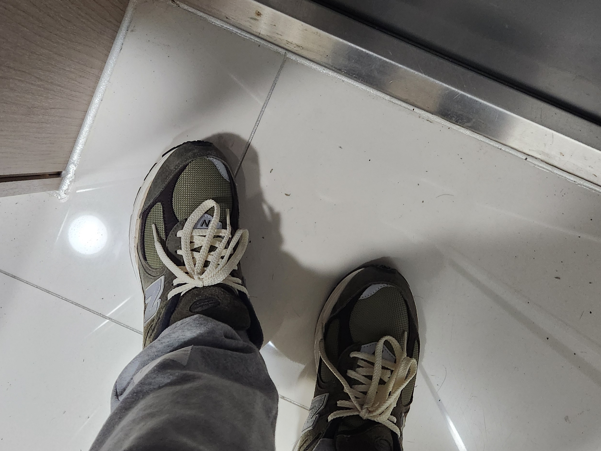 New Balance 2002R Special Vintage Khaki 착용 스타일
