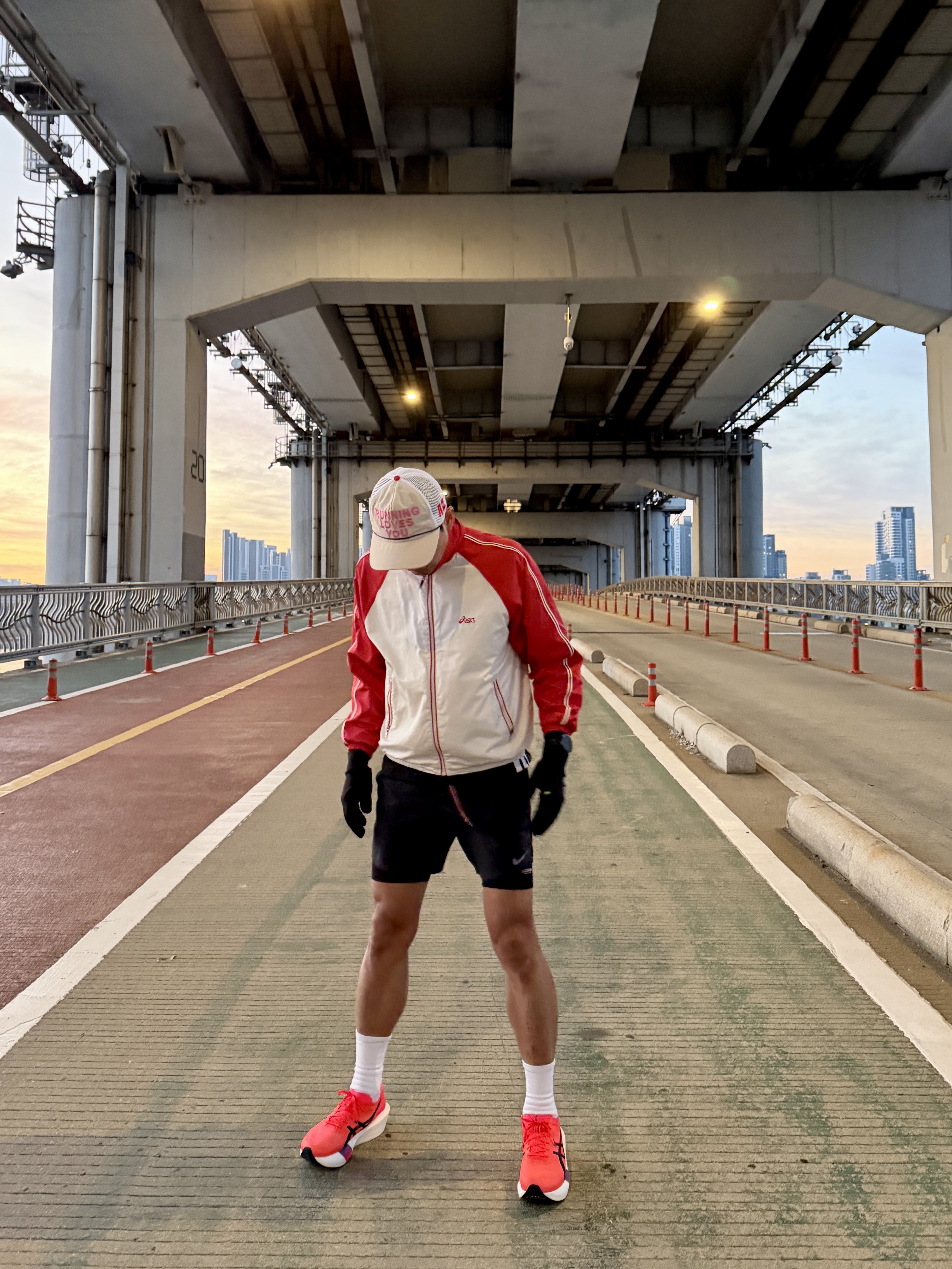 Asics Metaspeed Edge Tokyo Flash Red Black, Alex Zono Running Loves You Trucker Hat OG Beige 착용 스타일