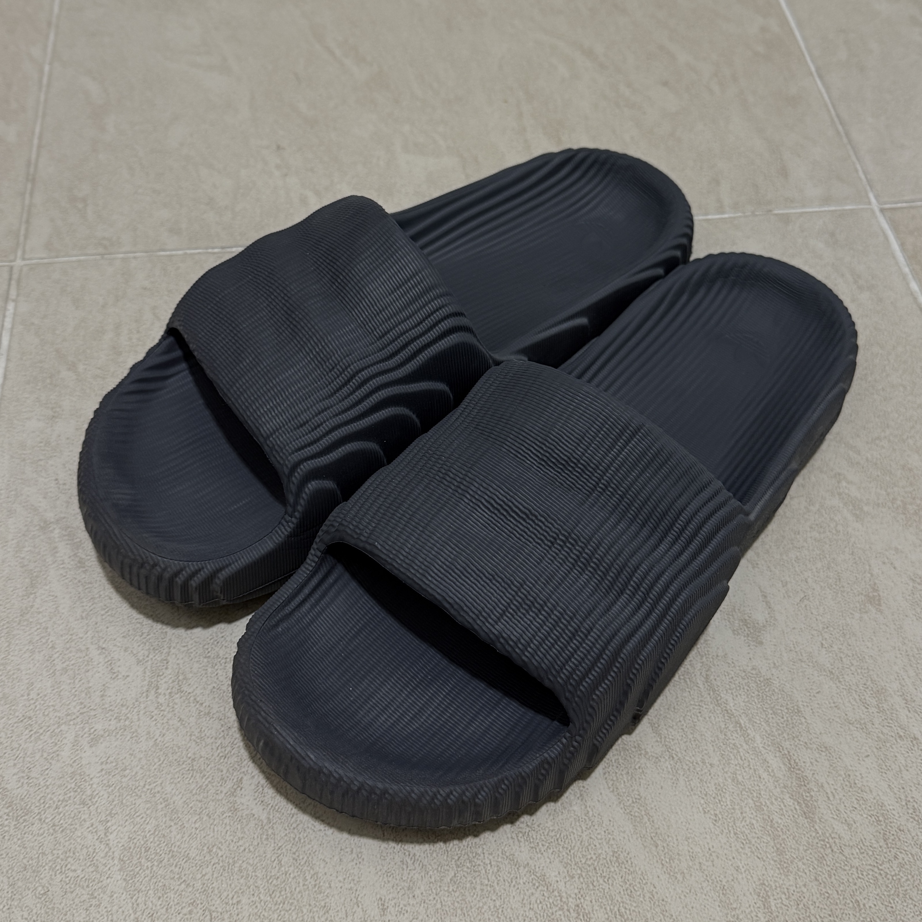 Adidas Adilette 22 Grey Five 착용 스타일
