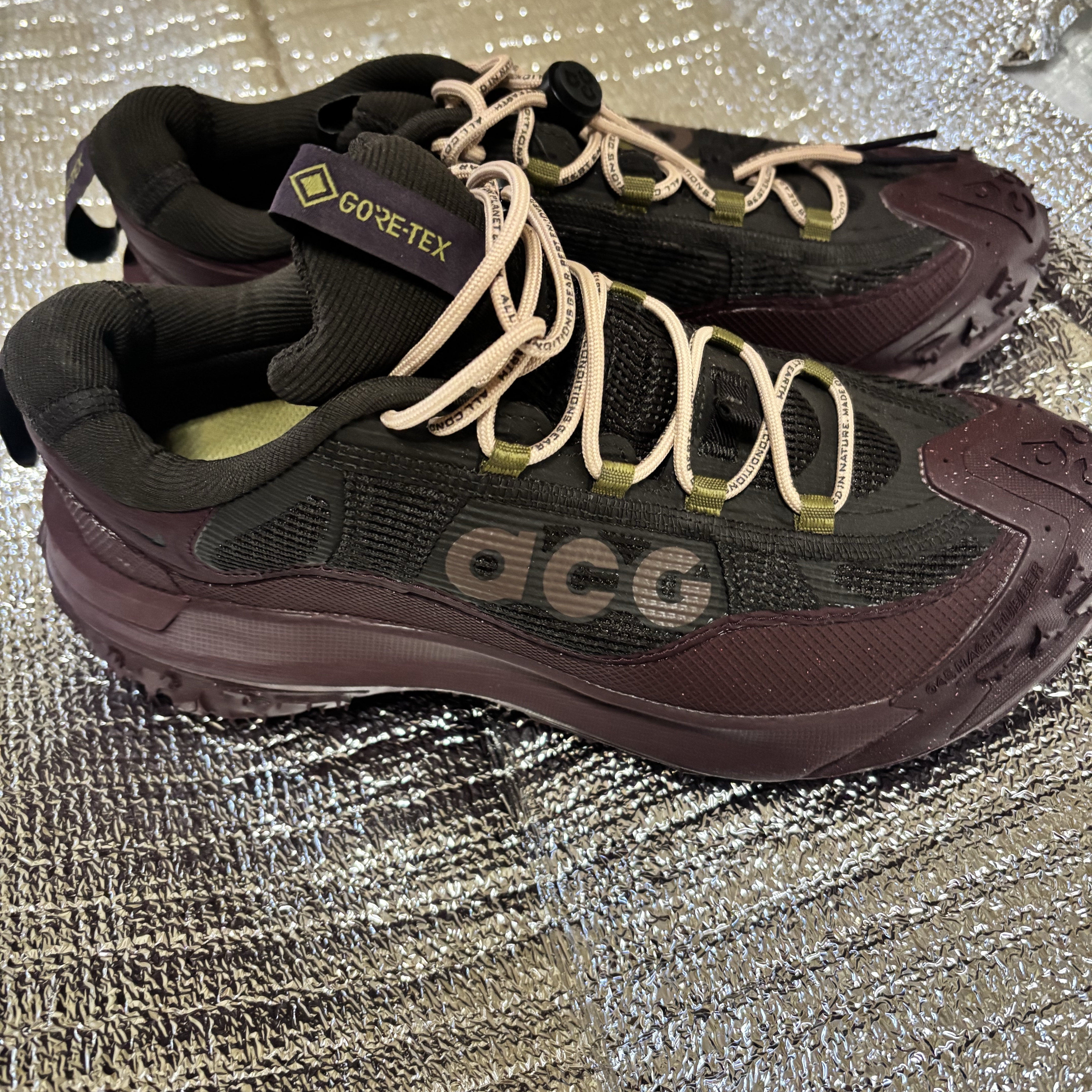 Nike ACG Mountain Fly 2 Low Gore-Tex Burgundy Crush and Velvet Brown 착용 스타일 - 1