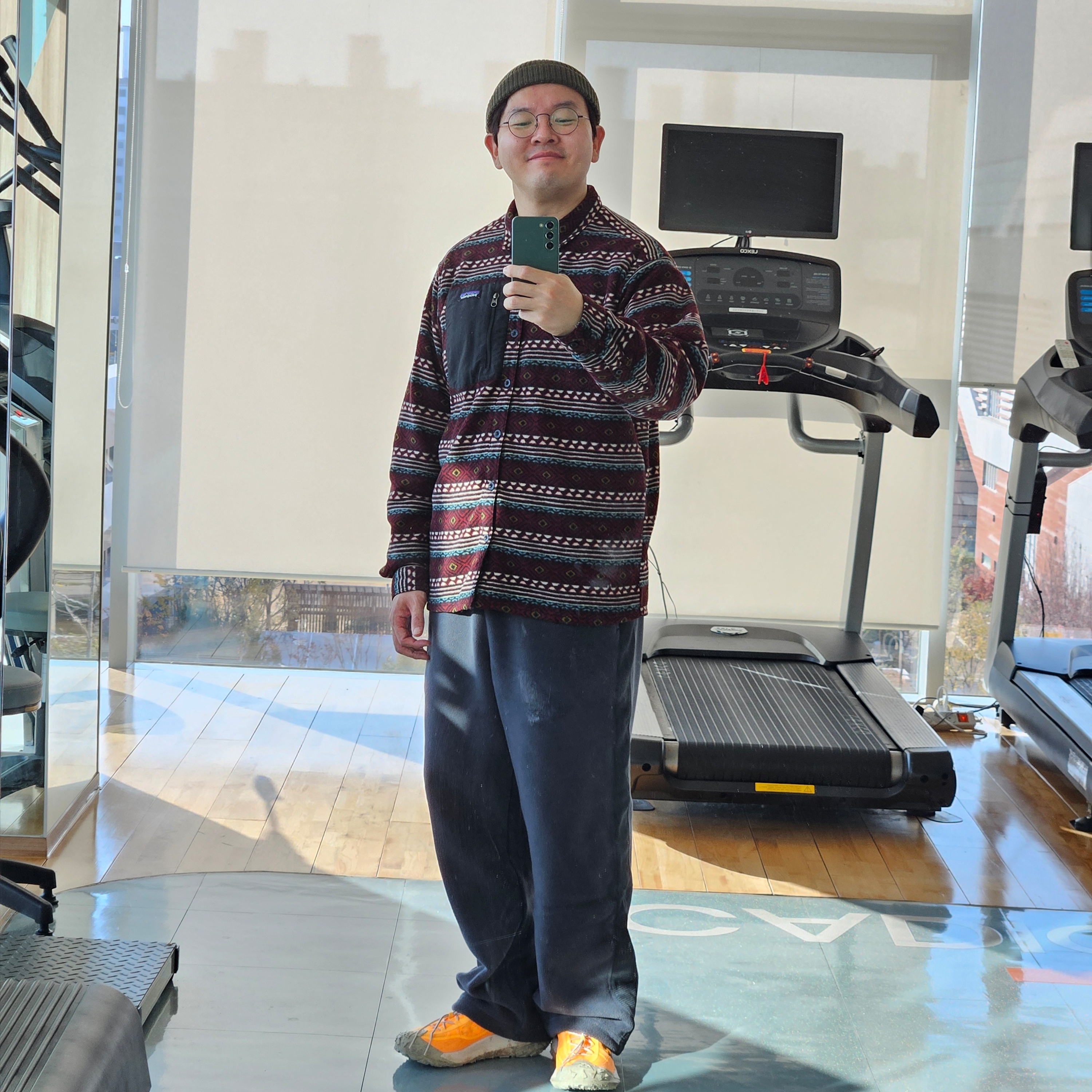Nike ACG Mountain Fly 2 Low Laser Orange, Uniqlo x Needles Fleece Wide Pants Dark Gray - KR 착용 스타일 - 1