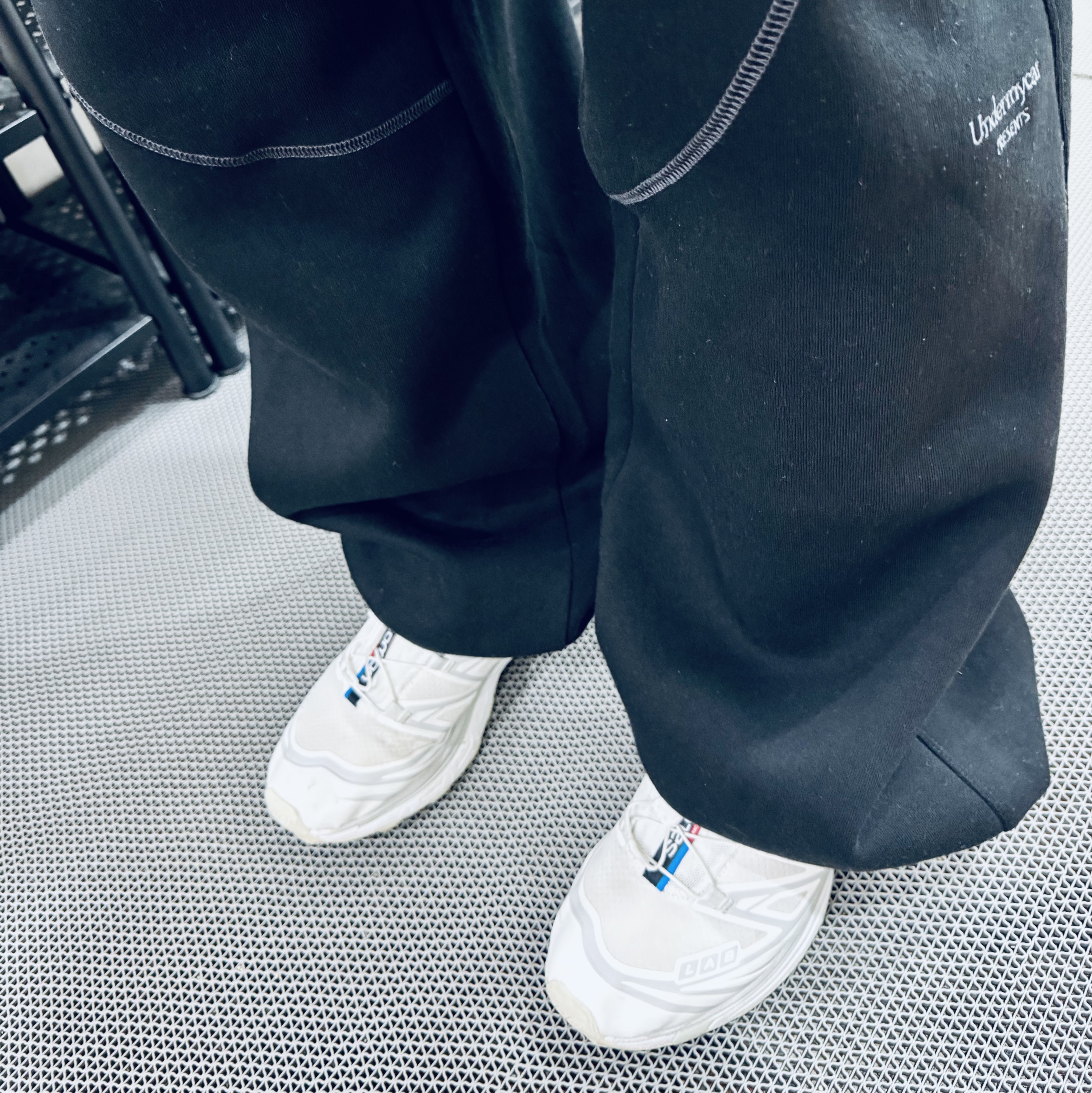 Undermycar Mu.112 Original Logo Curve Line Stitch Bonded Sweat Pants Black 착용 스타일