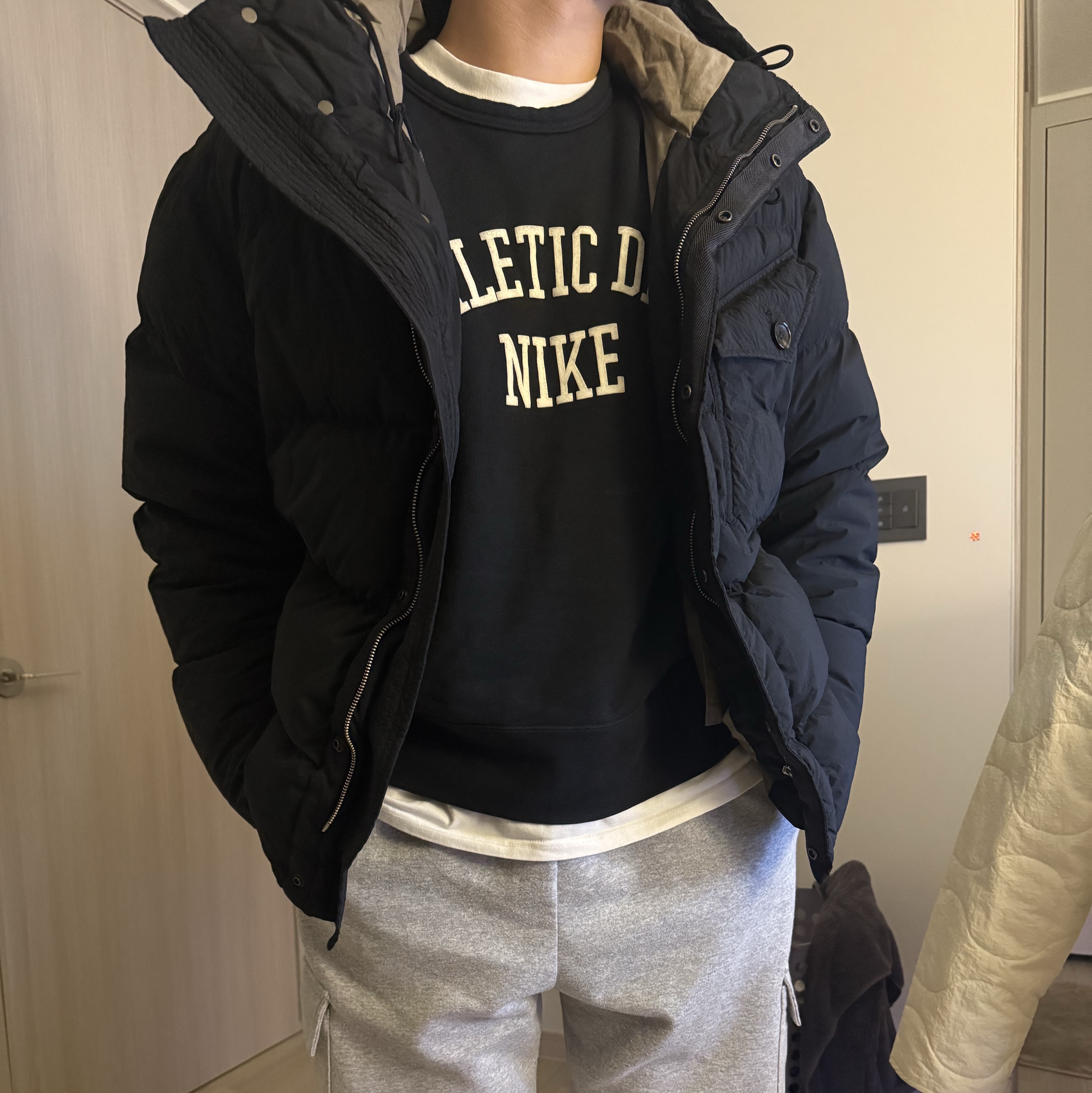 Ten C Survival Down Jacket Black, Nike NSW Trend Fleece Crew Black Sail - Asia 착용 스타일 - 4