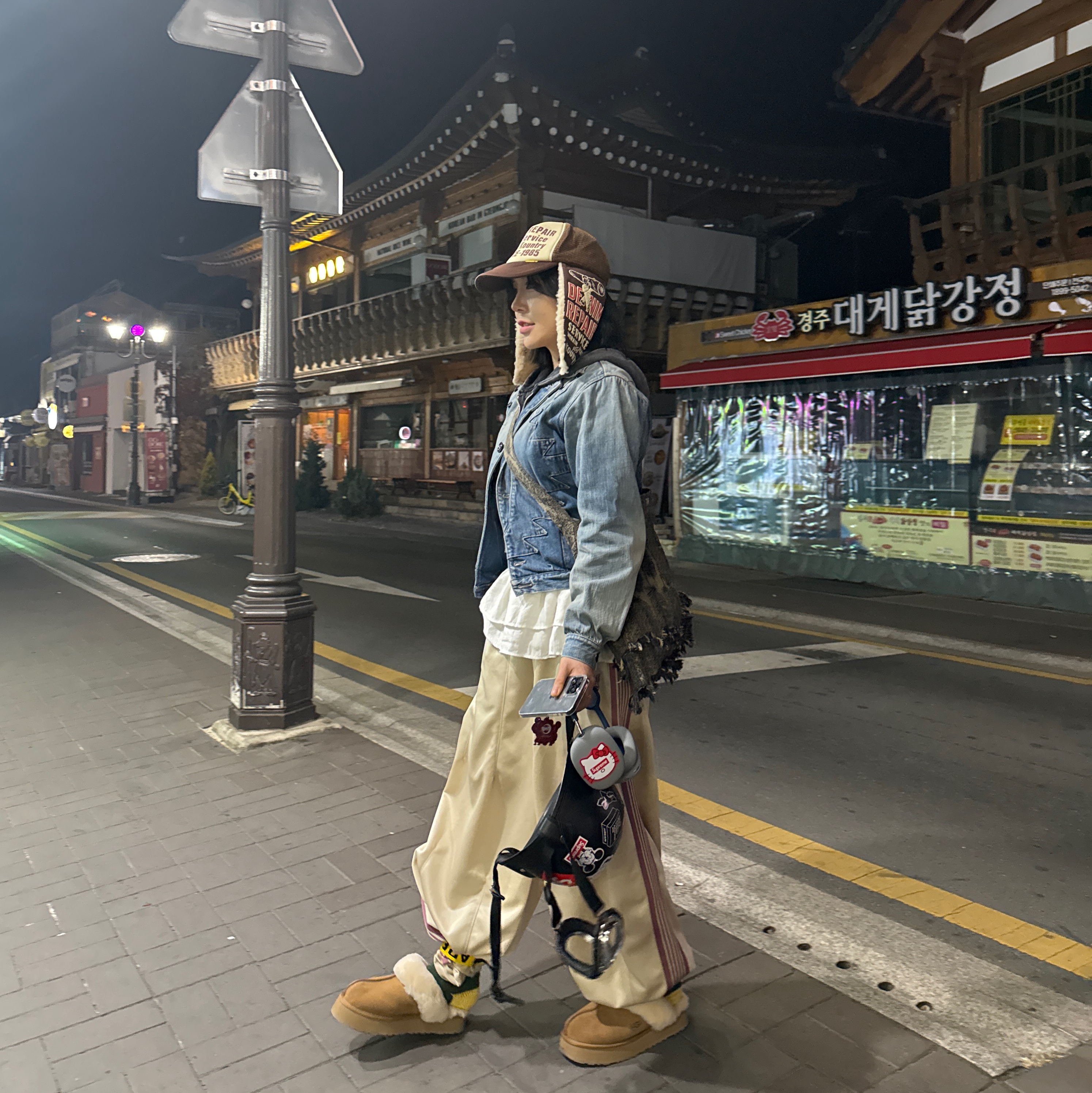 Kapital 12 oz. Magpie Denim Medicine Bag Small Black Beige, (W) UGG Disquette Slipper Chestnut 착용 스타일 - 2