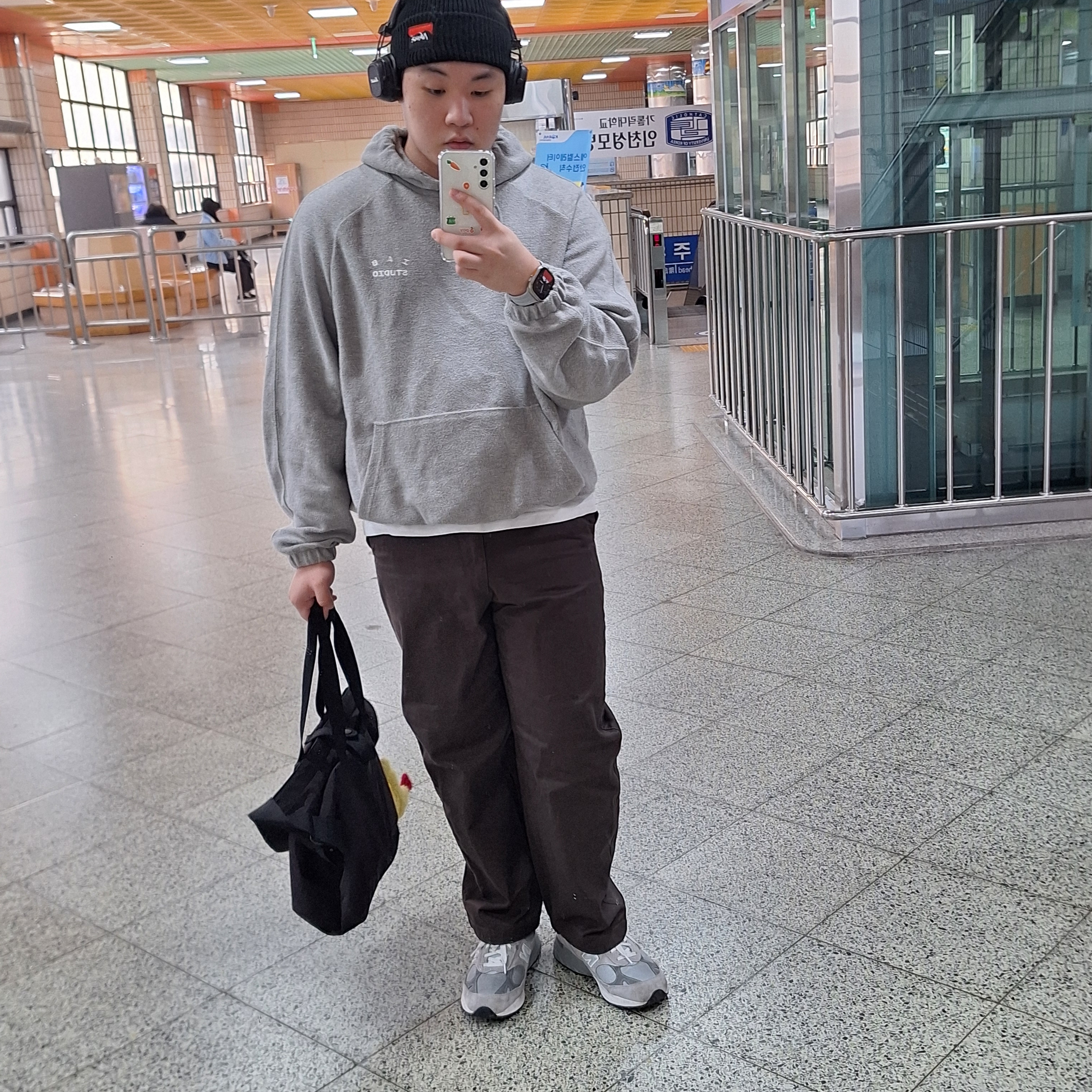 IAB Studio Herringbone Hoodie Gray White, Uniqlo U Roll Bag Black 착용 스타일