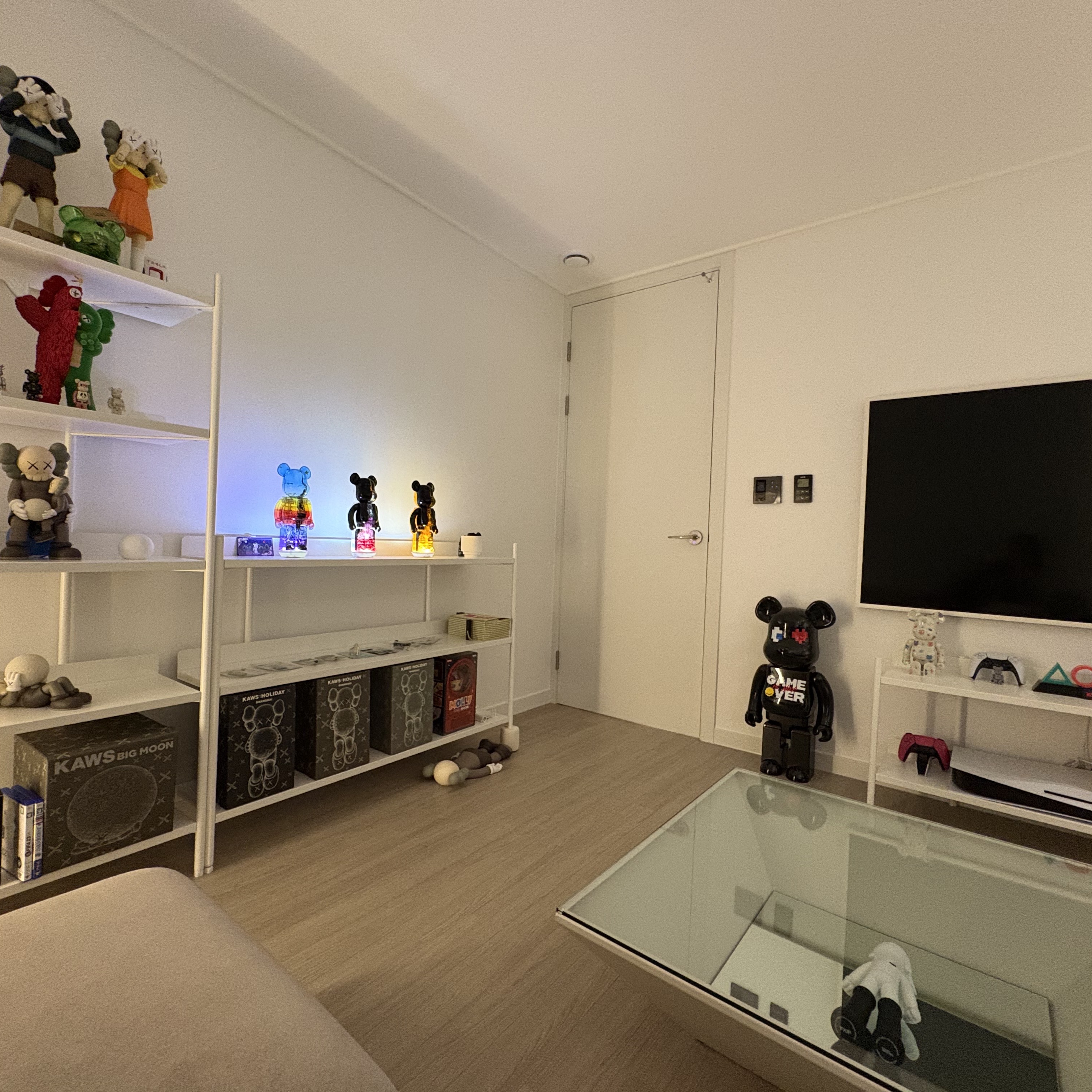 Bearbrick x Kaws Tension 1000%, Kaws x Squid Game Chul-Su Vinyl Figure Coloured 착용 스타일 - 3