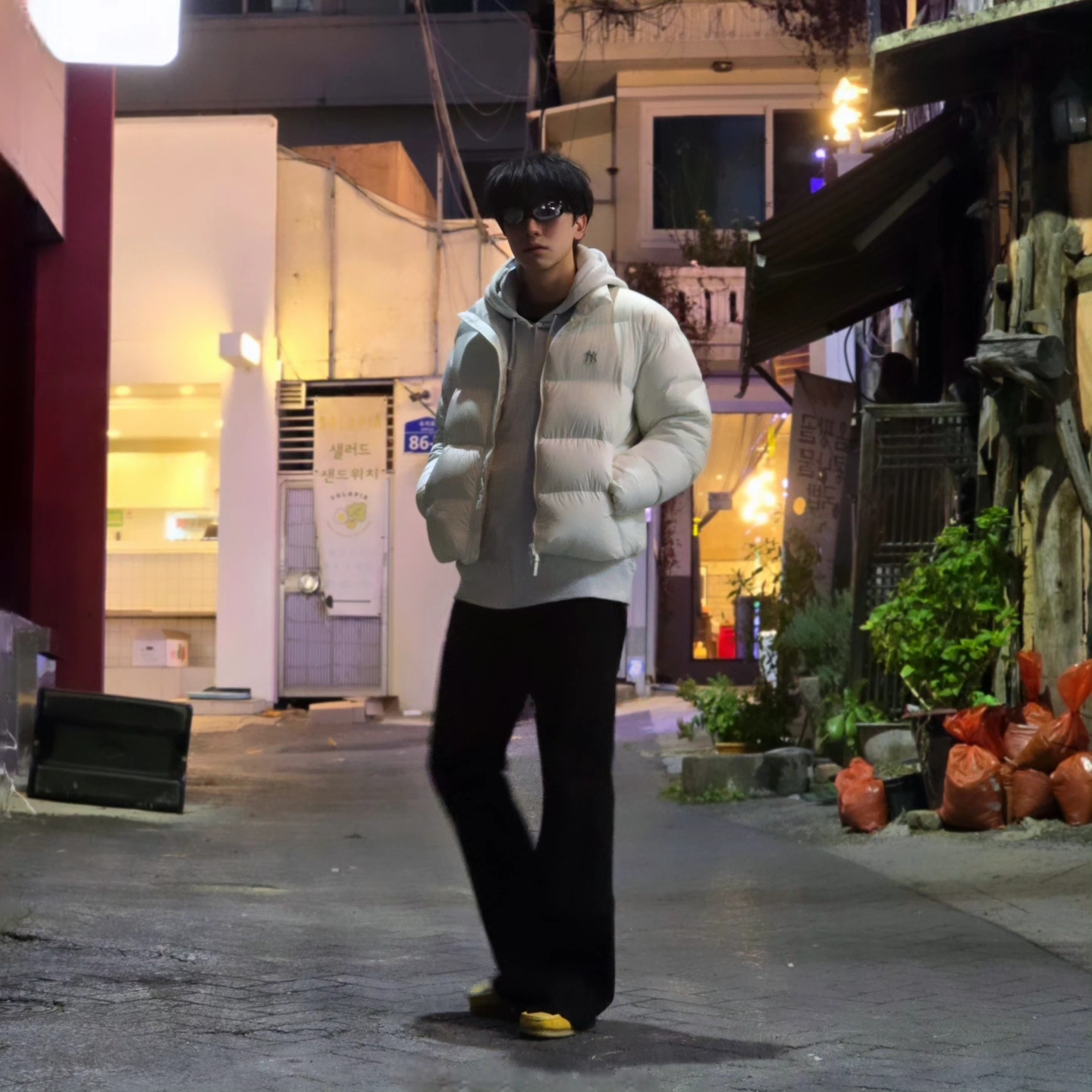 Stussy Stock DSM Ginza Zip Hoodie Ash Heather 2023, Clarks Wallabee Yellow Suede 착용 스타일 - 1