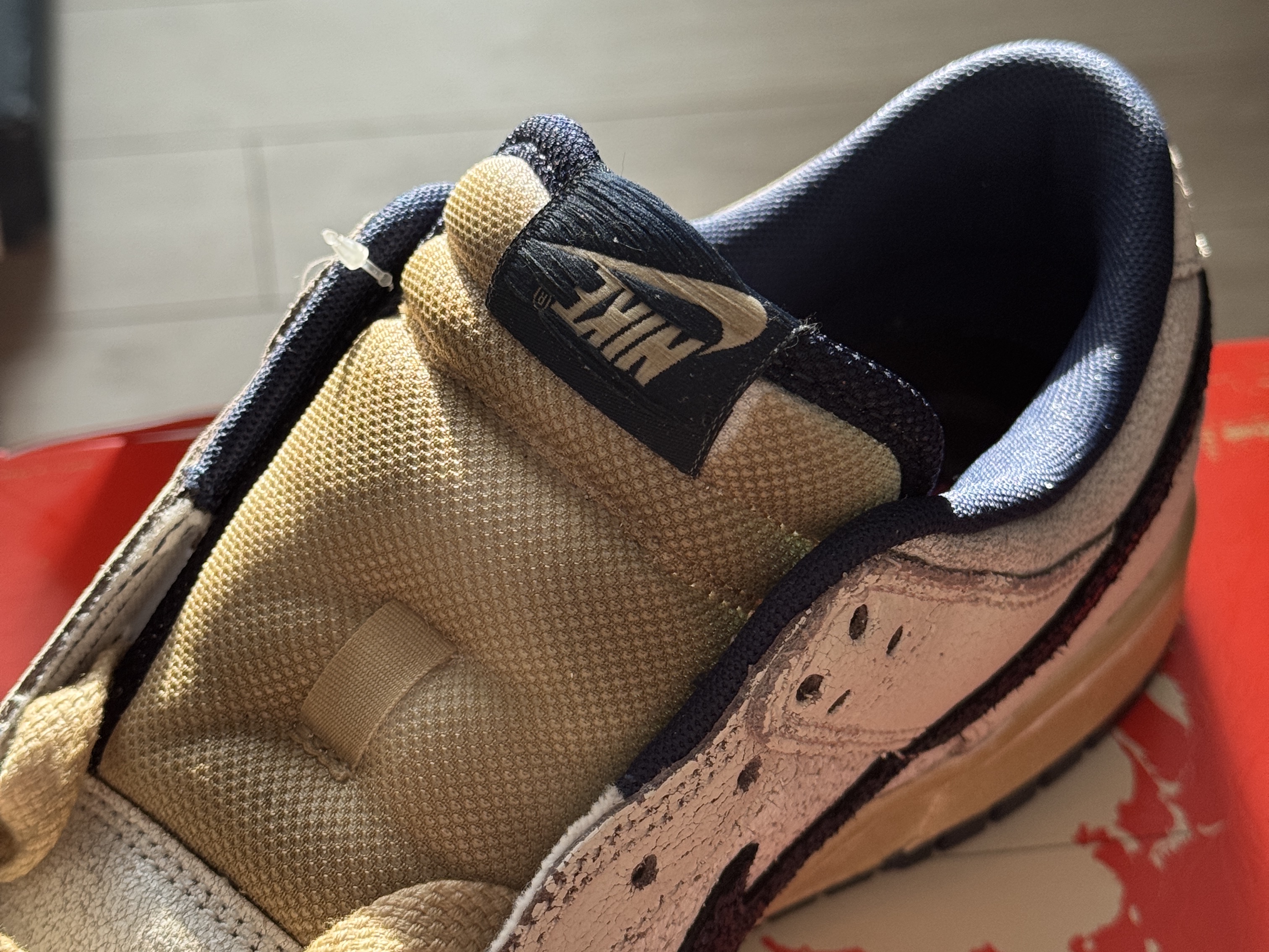 Nike x Stranger Things Dunk Low Phantom and Midnight Navy 착용 스타일 - 6