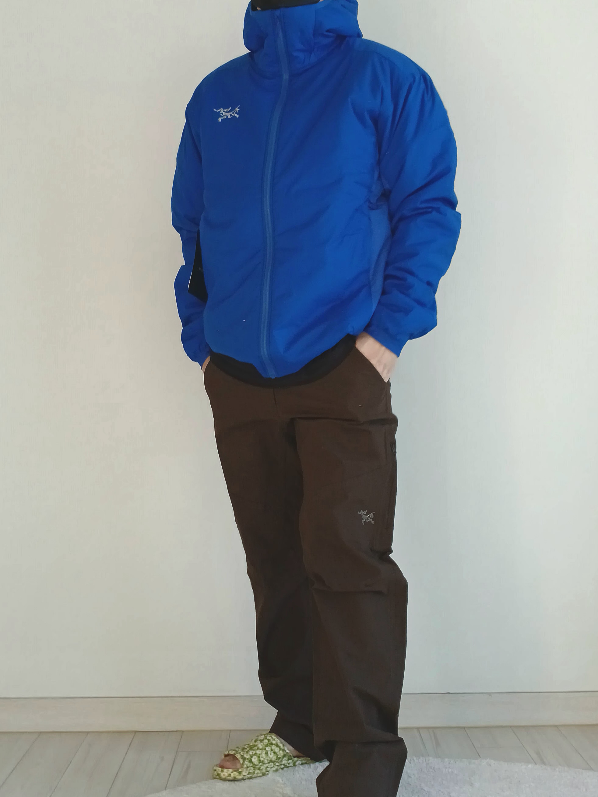 Arc'teryx Atom SV Hoody Vitality, Arc'teryx Kragg Cotton LS T-Shirt 24K Black 착용 스타일 - 1