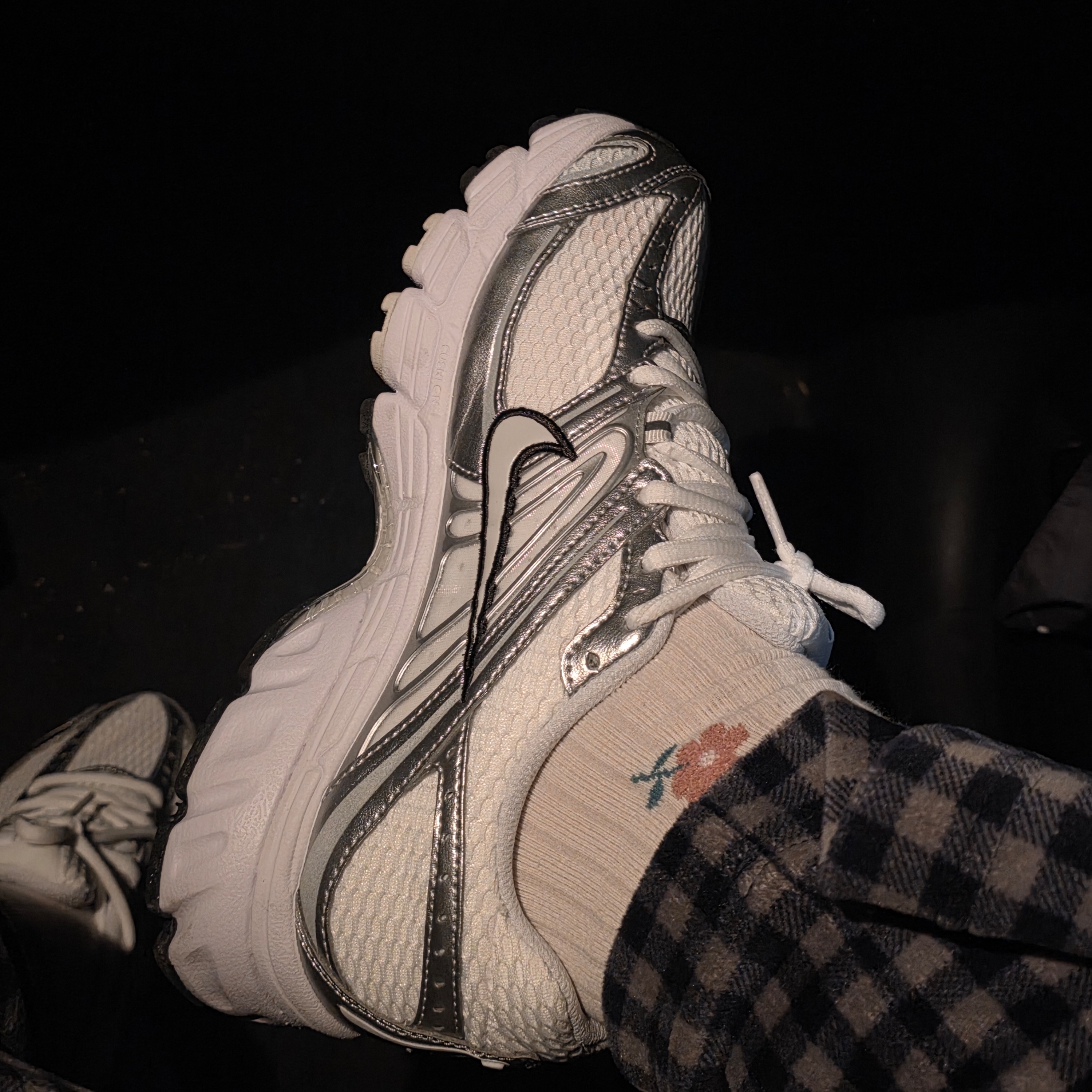 (W) Nike Air Max Moto 2K White Metallic Silver 착용 스타일 - 2