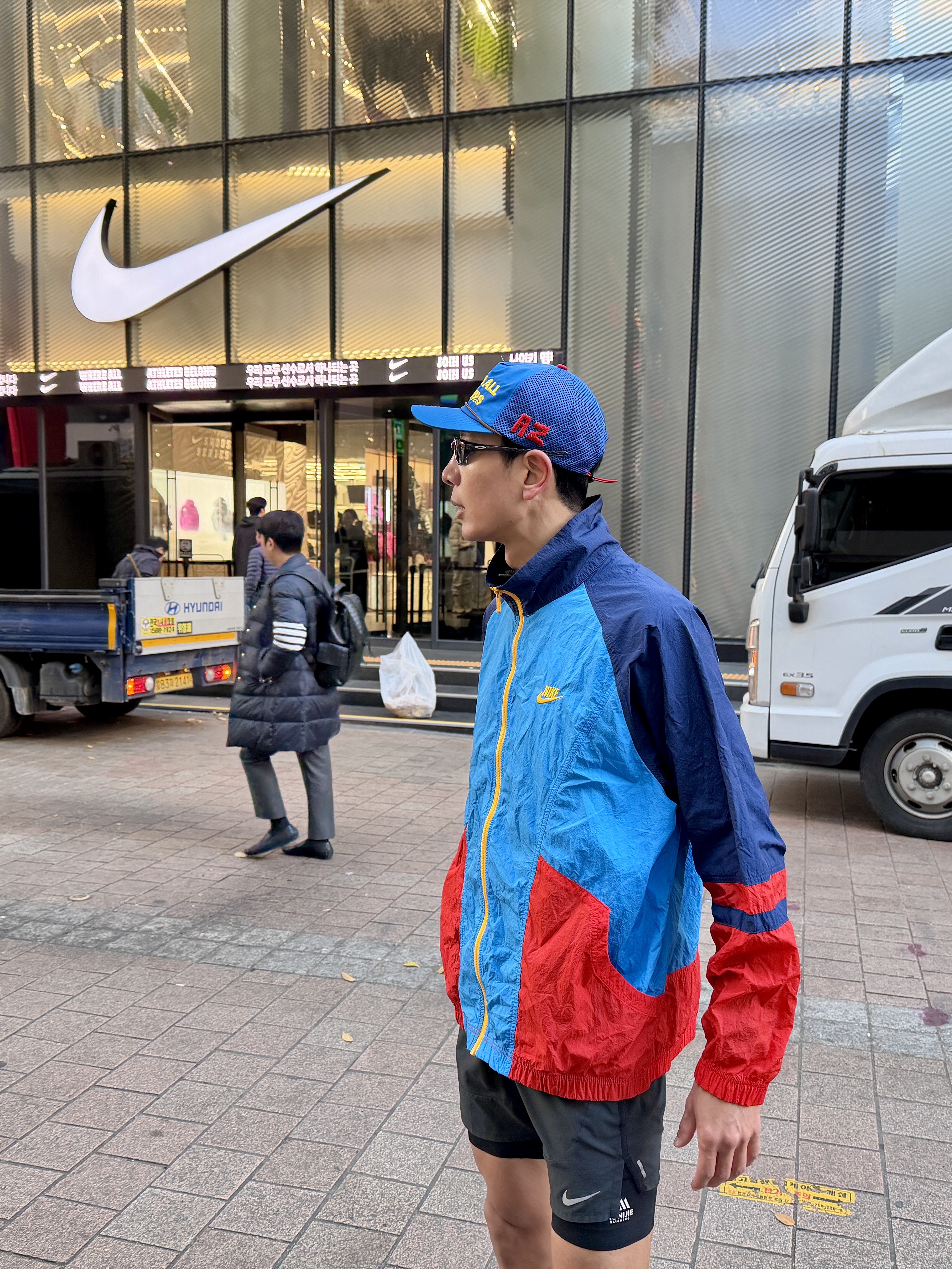 Alex Zono x Wherever We Are All Runners Trucker Hat Blue, Oakley Eye Jacket Redux Night Mission Collection Matte Grey Ink Frame Prizm Black Lenses Narrow High Bridge Fit 착용 스타일 - 1