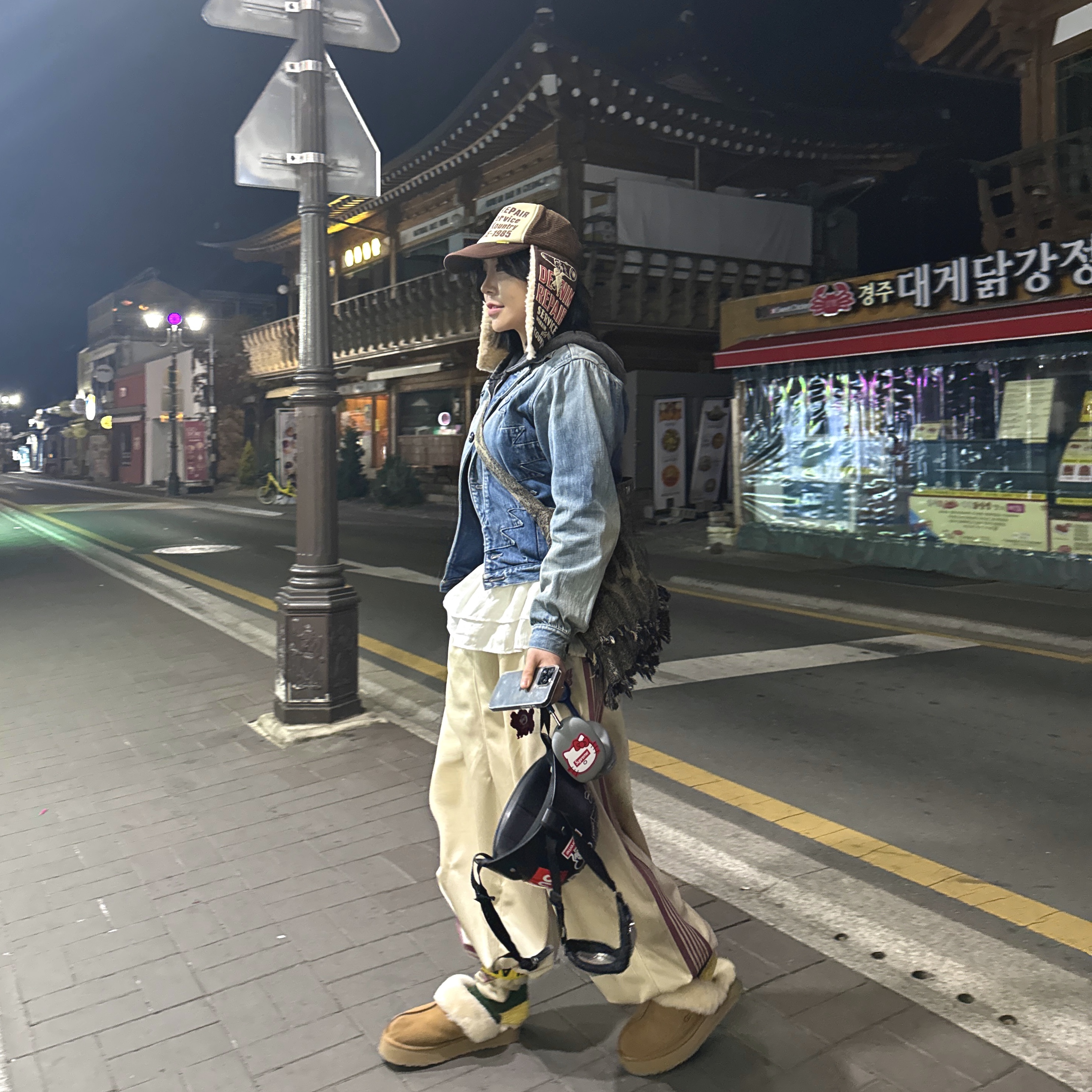 Kapital 12 oz. Magpie Denim Medicine Bag Small Black Beige, (W) UGG Disquette Slipper Chestnut 착용 스타일 - 1