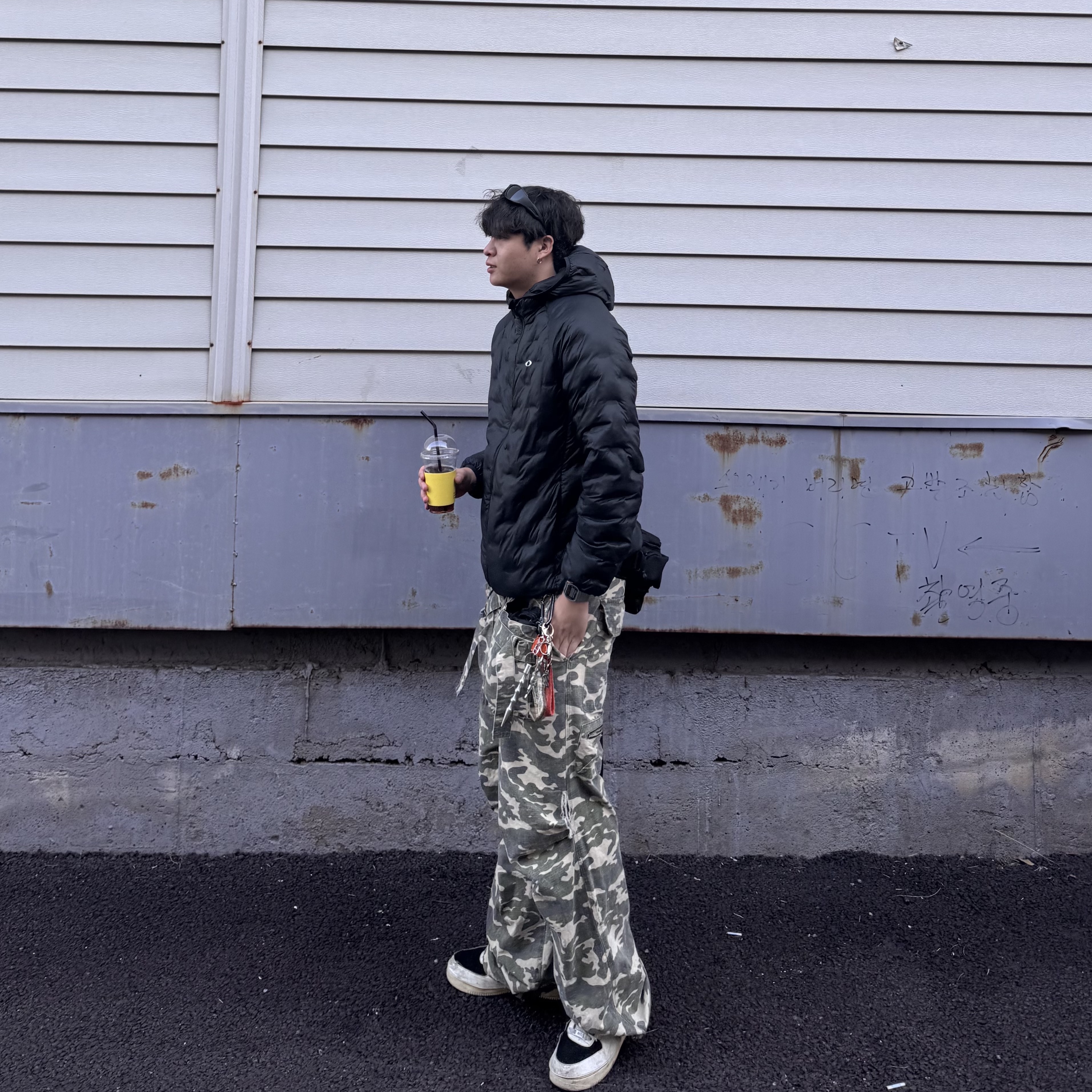 Oakley Drift O-Puff Jacket Blackout, Nike Air Force 1/1 Cosmic Clay 착용 스타일 - 2