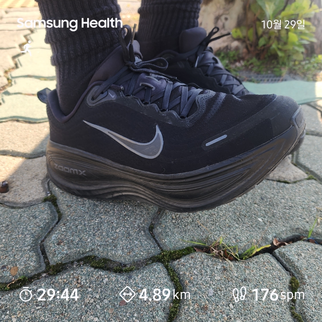 Nike Vomero Plus Black Metallic Dark Grey 착용 스타일