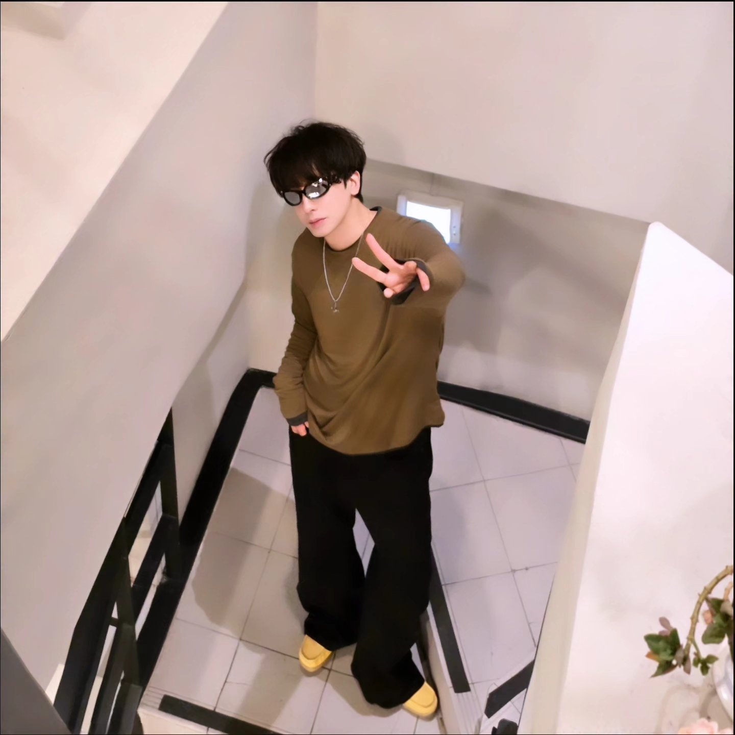 Clarks Wallabee Yellow Suede 착용 스타일 - 2