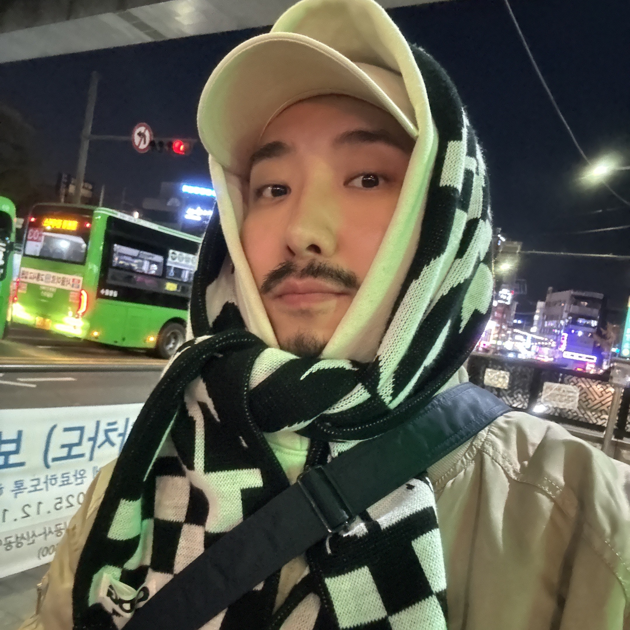 CDG Logo Check Muffler White Black, Nike Heritage 86 Futura Washed Cap White 착용 스타일